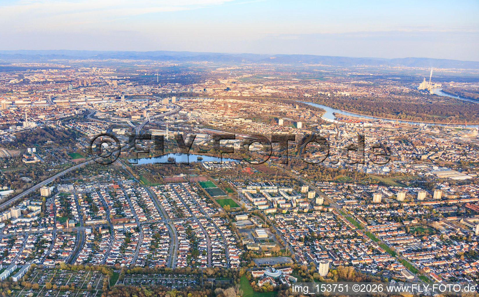 De l'ouest à le quartier Gartenstadt in Ludwigshafen am Rhein dans le département Rhénanie-Palatinat, Allemagne