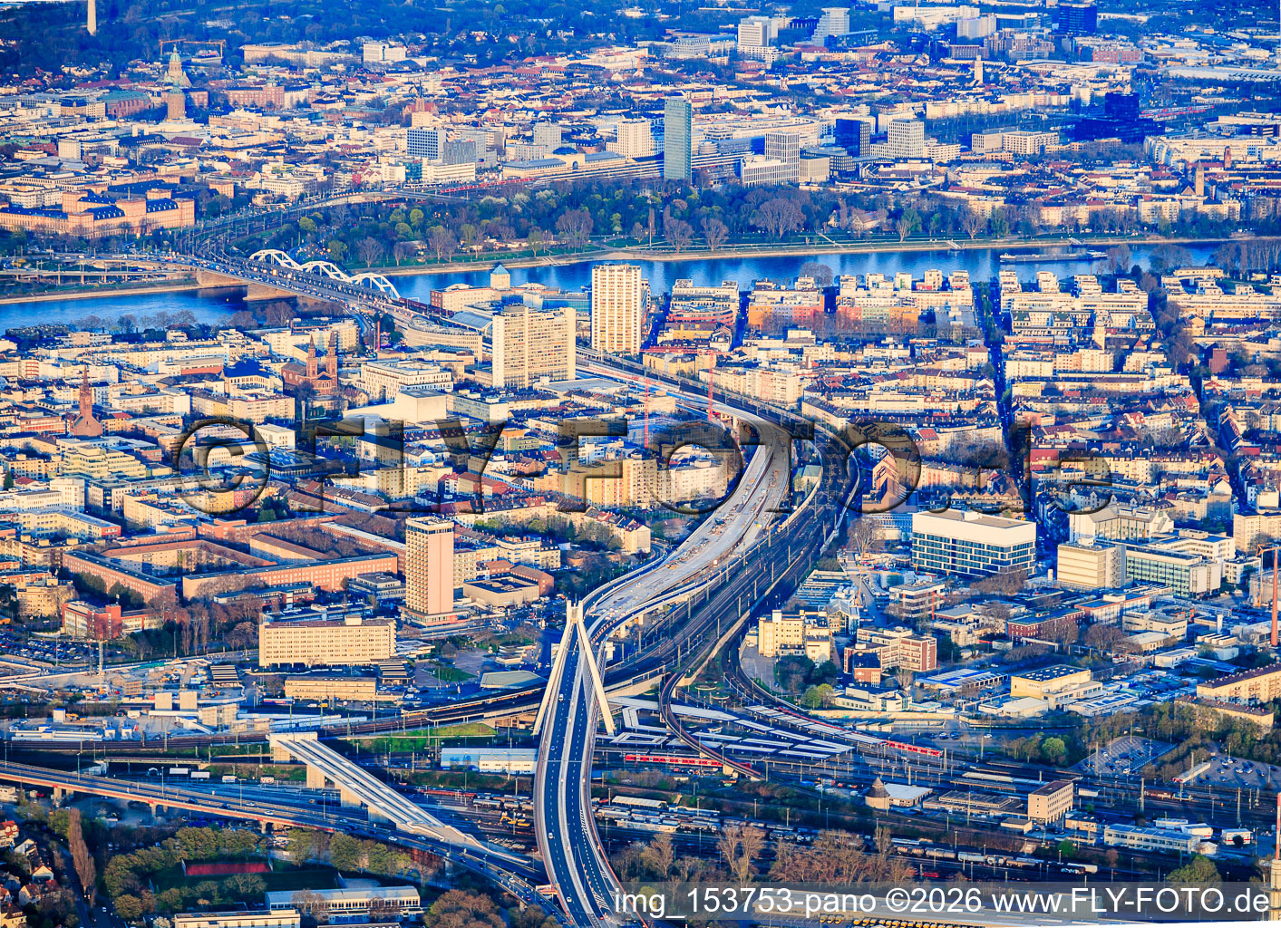 Chantier de construction de la nouvelle autoroute surélevée Süd (B37) reliant la gare principale au pont Konrad Adenauer sur le Rhin à le quartier Süd in Ludwigshafen am Rhein dans le département Rhénanie-Palatinat, Allemagne