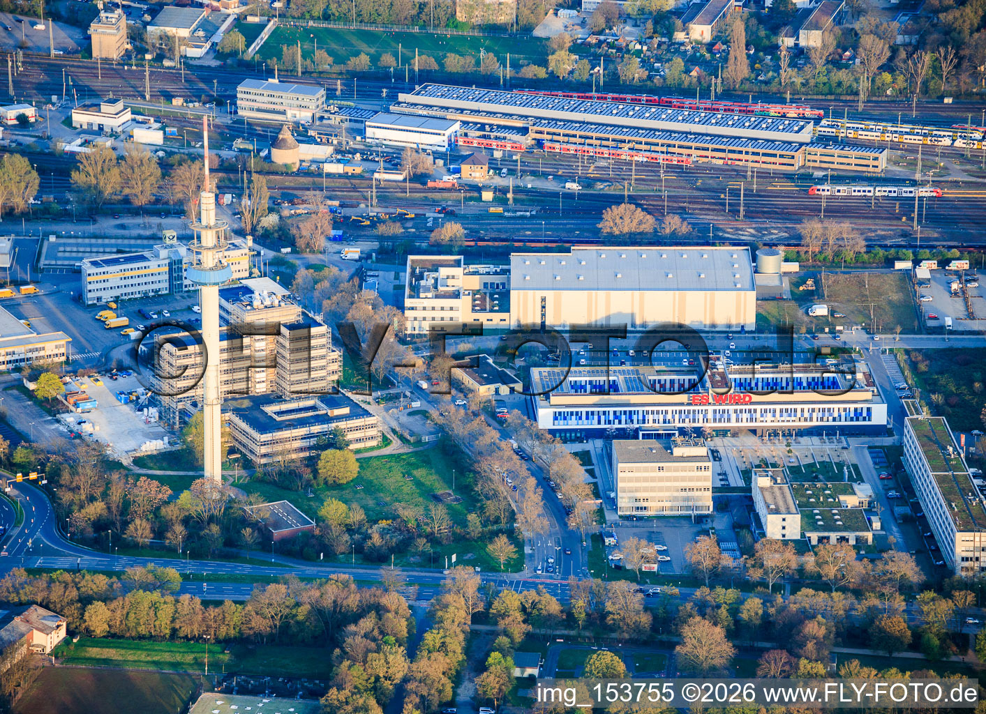 Tour de télécommunications de Ludwigshafen, campus de l'Université des sciences appliquées de Ludwigshafen, MOSTER Elektrogroßhandel GmbH et centre de courrier Deutsche Post 67 à le quartier Mundenheim in Ludwigshafen am Rhein dans le département Rhénanie-Palatinat, Allemagne