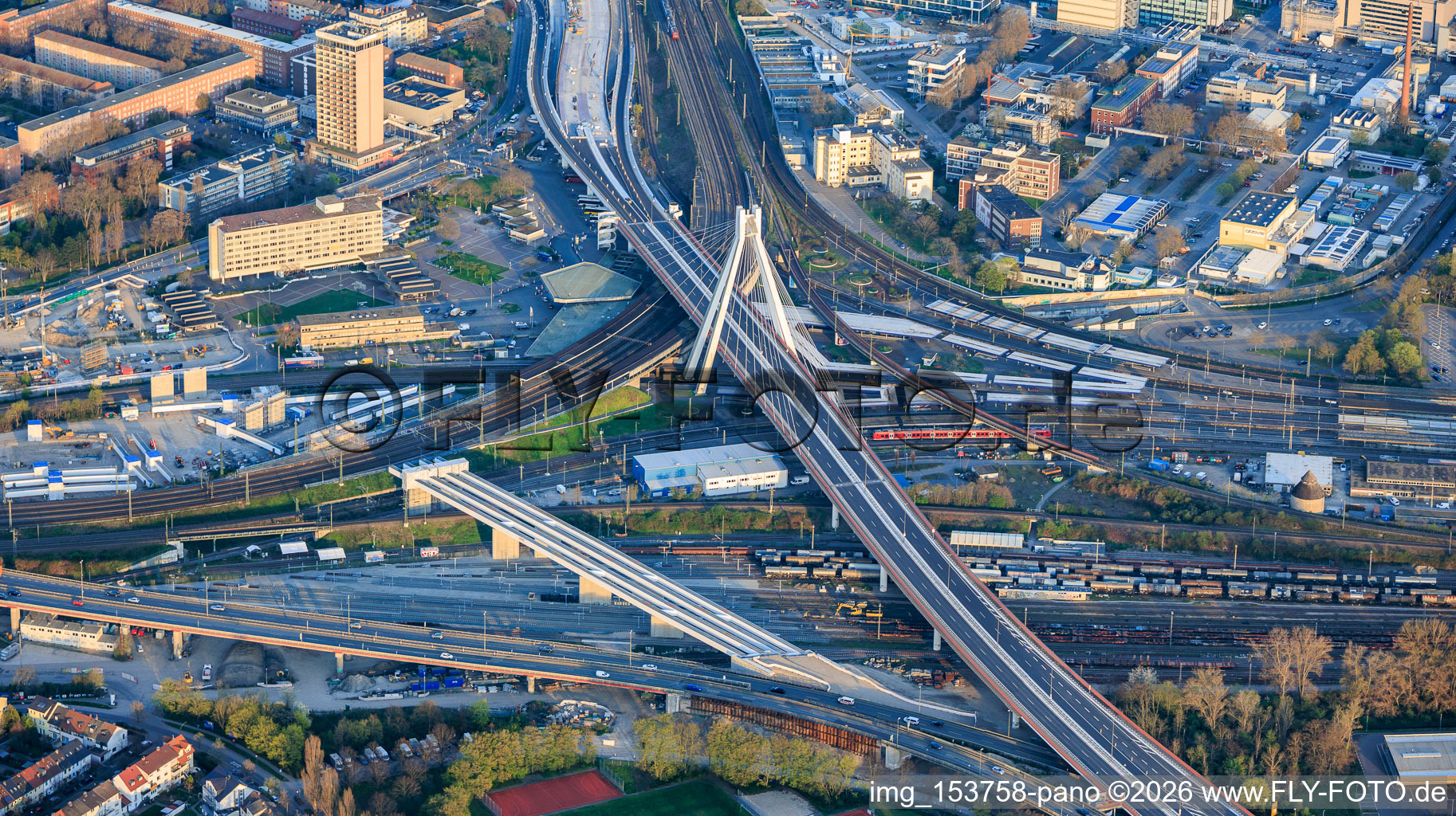 Pylône du pont de la B37 au-dessus de la gare et chantier de construction du pont pour le raccordement de l'autoroute surélevée au sud de la gare principale à le quartier Mitte in Ludwigshafen am Rhein dans le département Rhénanie-Palatinat, Allemagne