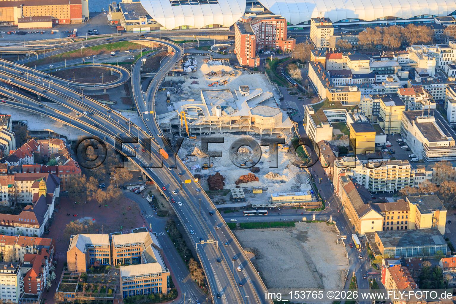 Site de la future Helmut-Kohl-Allee sur le terrain de l'ancien Rathaus Center, qui a été démoli jusqu'à ses fondations, situé sur la Hochstraße Nord (B44) qui sera encore démolie. à le quartier West in Ludwigshafen am Rhein dans le département Rhénanie-Palatinat, Allemagne