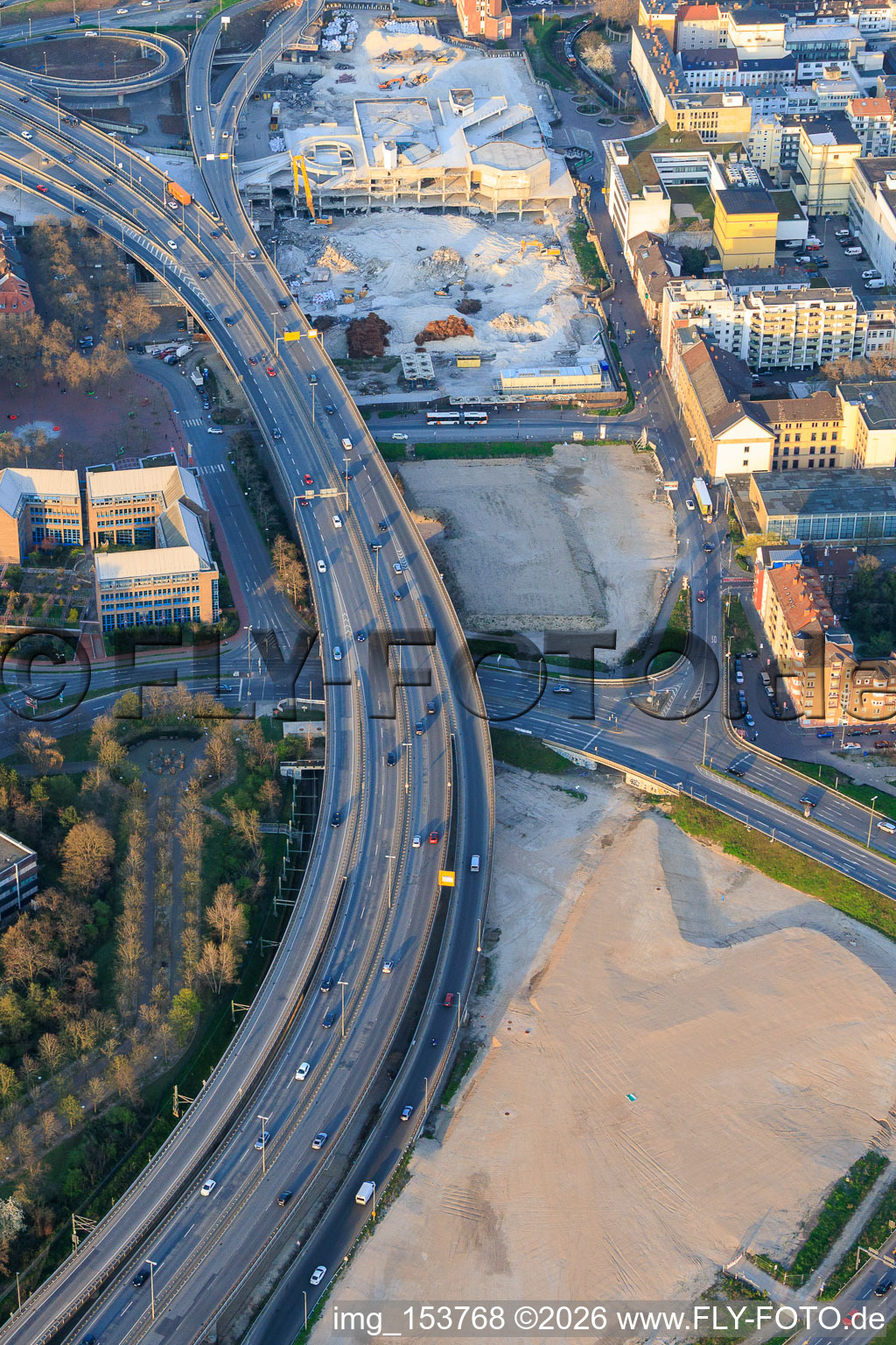 Site de la future Helmut-Kohl-Allee sur le terrain de l'ancien Rathaus Center, qui a été démoli jusqu'à ses fondations, situé sur la Hochstraße Nord (B44) qui sera encore démolie. à le quartier Mitte in Ludwigshafen am Rhein dans le département Rhénanie-Palatinat, Allemagne