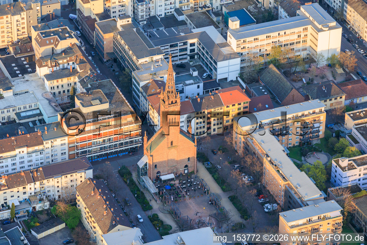 Lutherplatz avec la pizzeria La Torre Da Angelo dans l'ancienne église luthérienne à le quartier Mitte in Ludwigshafen am Rhein dans le département Rhénanie-Palatinat, Allemagne
