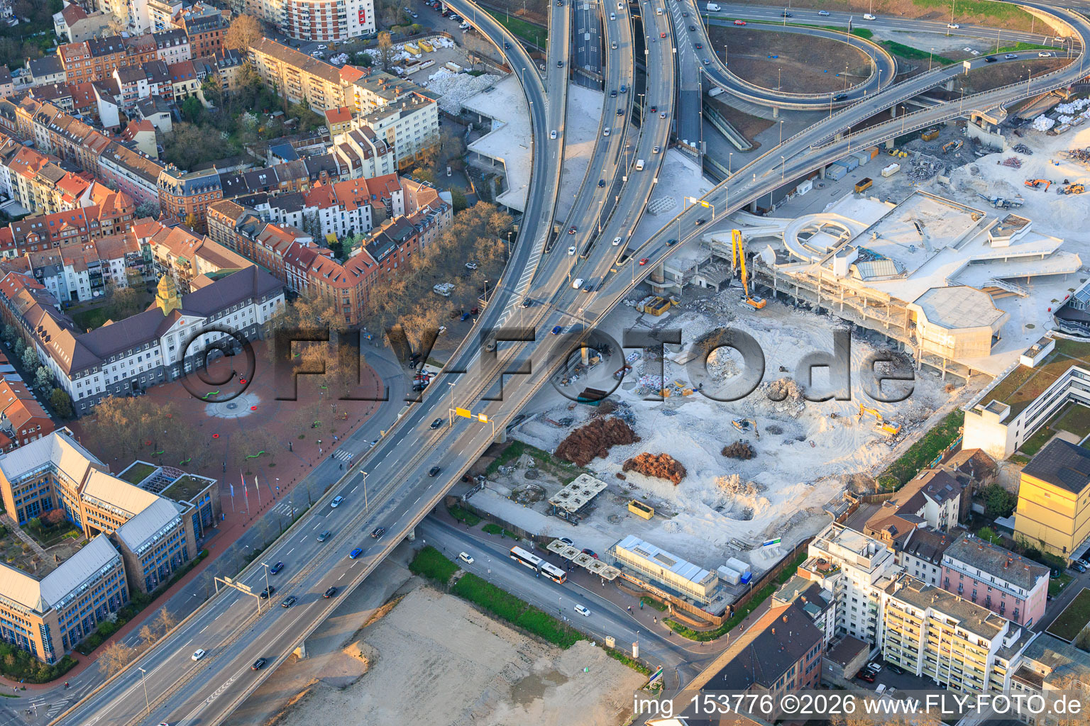 Site de la future Helmut-Kohl-Allee sur le terrain de l'ancien Rathaus Center, qui a été démoli jusqu'à ses fondations, situé sur la Hochstraße Nord (B44) qui sera encore démolie. à le quartier Mitte in Ludwigshafen am Rhein dans le département Rhénanie-Palatinat, Allemagne