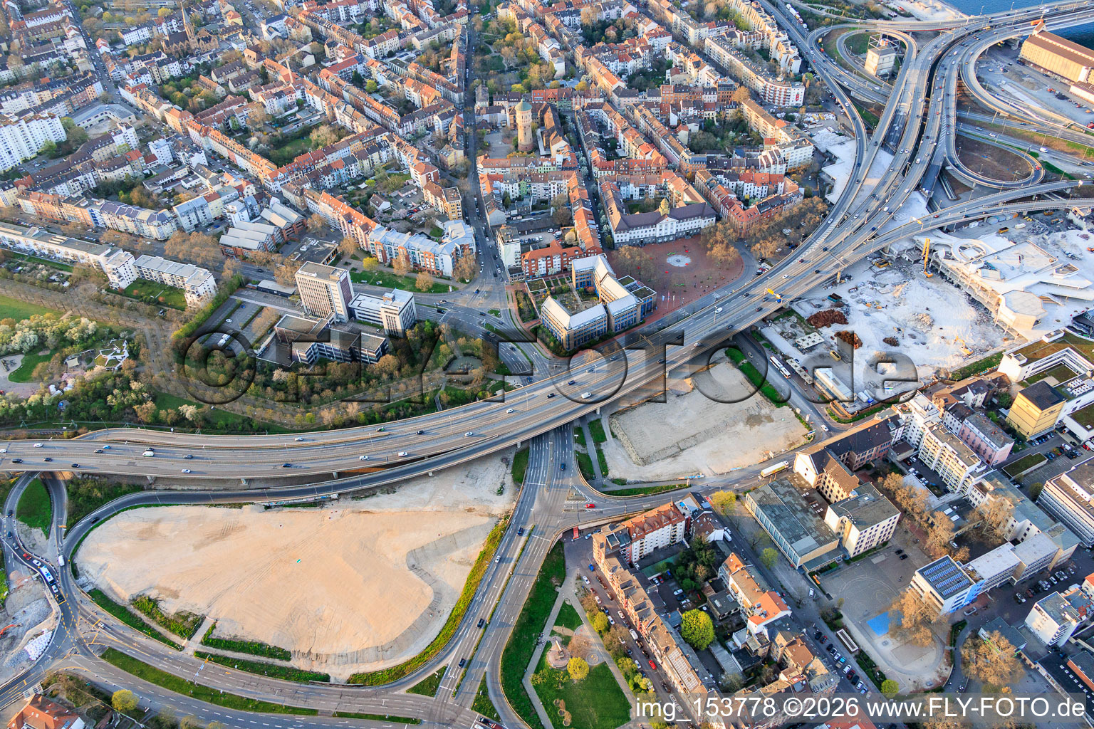 Site de la future Helmut-Kohl-Allee sur le terrain de l'ancien Rathaus Center, qui a été démoli jusqu'à ses fondations, situé sur la Hochstraße Nord (B44) qui sera encore démolie. à le quartier Mitte in Ludwigshafen am Rhein dans le département Rhénanie-Palatinat, Allemagne