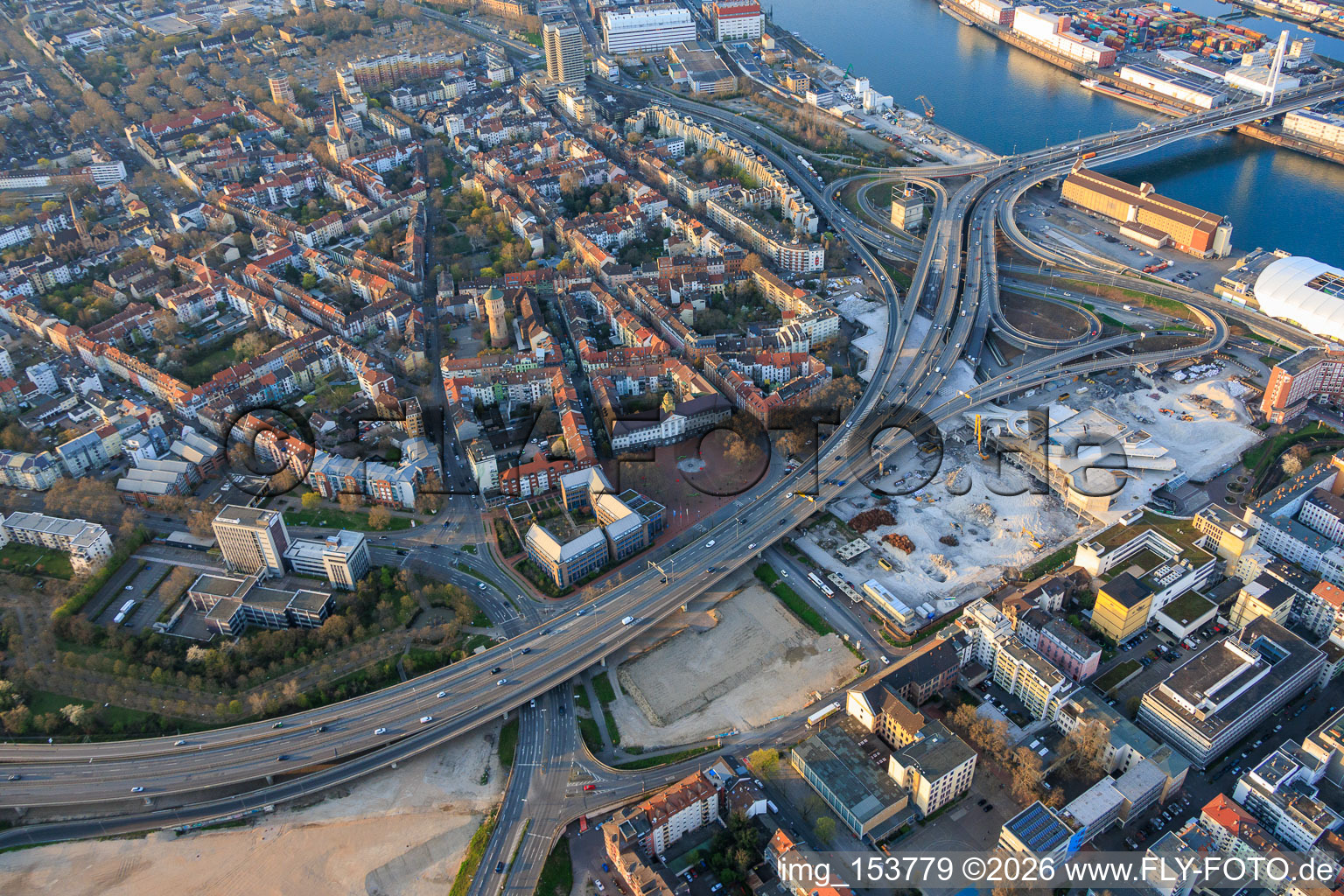 Site de la future Helmut-Kohl-Allee sur le terrain de l'ancien Rathaus Center, qui a été démoli jusqu'à ses fondations, situé sur la Hochstraße Nord (B44) qui sera encore démolie. à le quartier Mitte in Ludwigshafen am Rhein dans le département Rhénanie-Palatinat, Allemagne