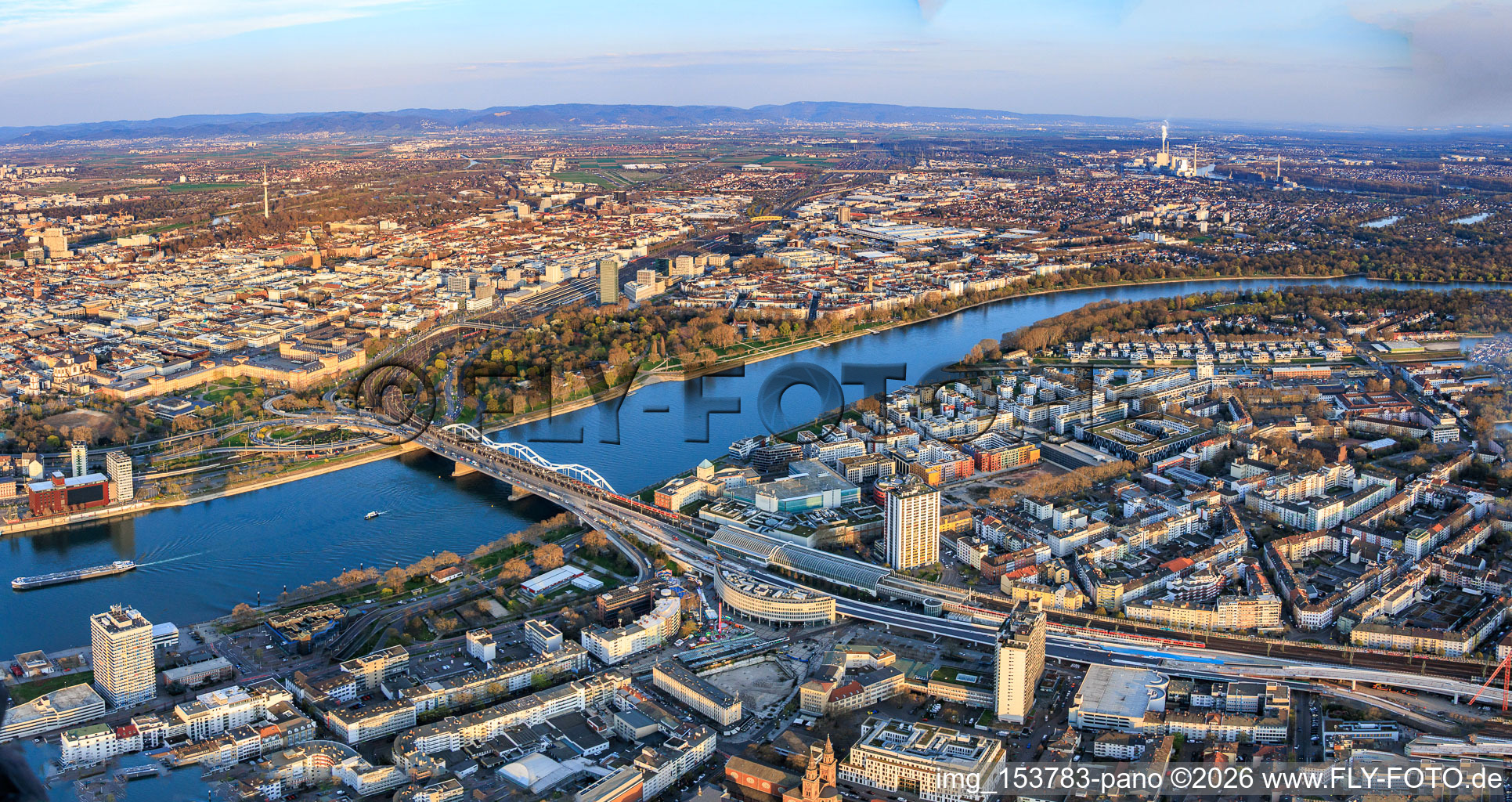 Panorama de la ville du nord-ouest sur les rives du Rhin, de Zollhof à Parkinsel avec Konrad-Adenauer-Brücke et Berliner Platz à le quartier Mitte in Ludwigshafen am Rhein dans le département Rhénanie-Palatinat, Allemagne