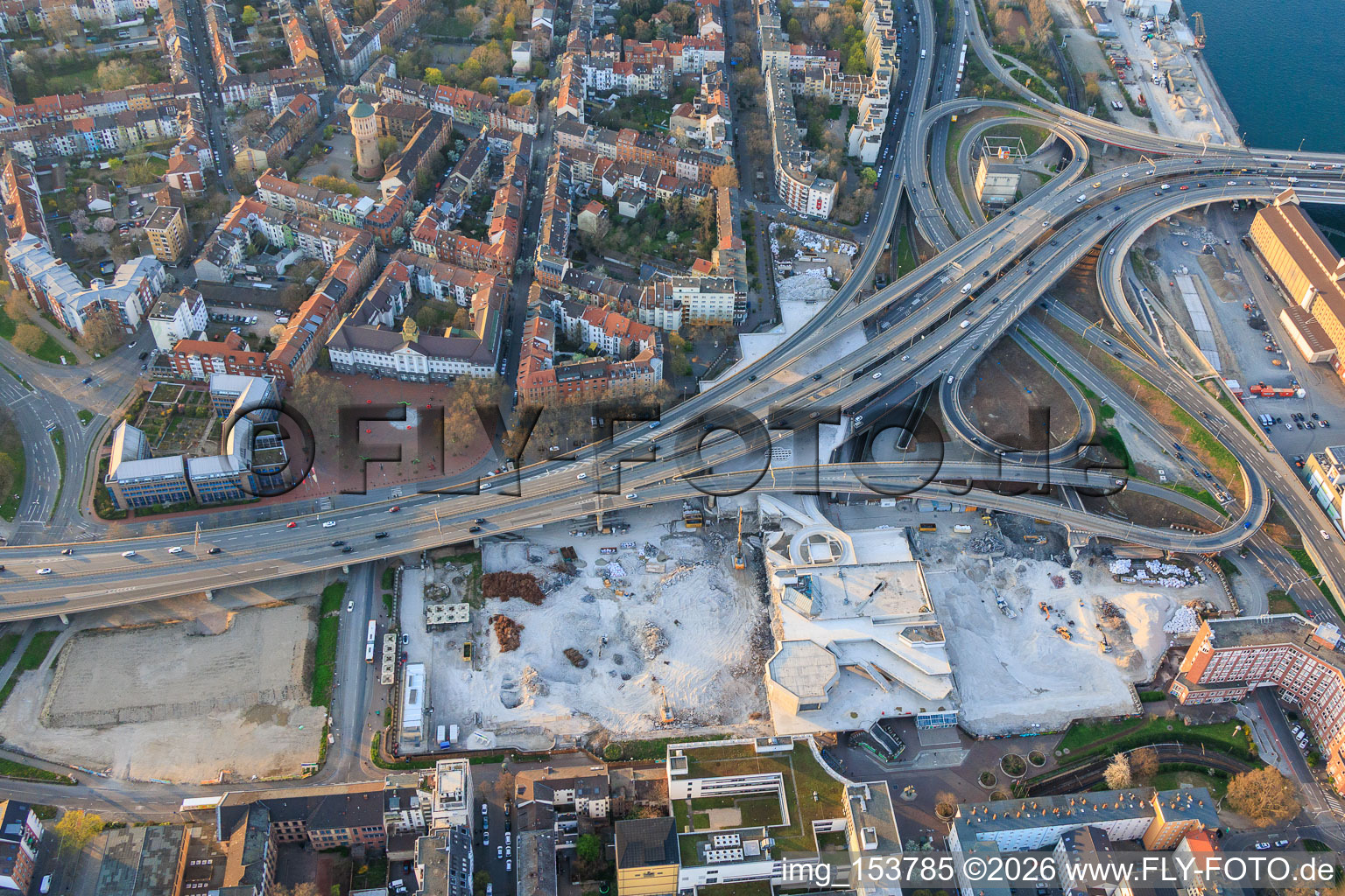 Site de la future Helmut-Kohl-Allee sur le terrain de l'ancien Rathaus Center, qui a été démoli jusqu'à ses fondations, situé sur la Hochstraße Nord (B44) qui sera encore démolie. à le quartier Mitte in Ludwigshafen am Rhein dans le département Rhénanie-Palatinat, Allemagne