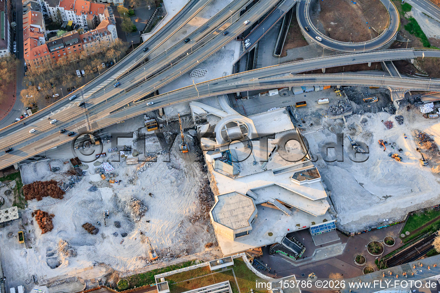 Site de la future Helmut-Kohl-Allee sur le terrain de l'ancien Rathaus Center, qui a été démoli jusqu'à ses fondations, situé sur la Hochstraße Nord (B44) qui sera encore démolie. à le quartier Mitte in Ludwigshafen am Rhein dans le département Rhénanie-Palatinat, Allemagne