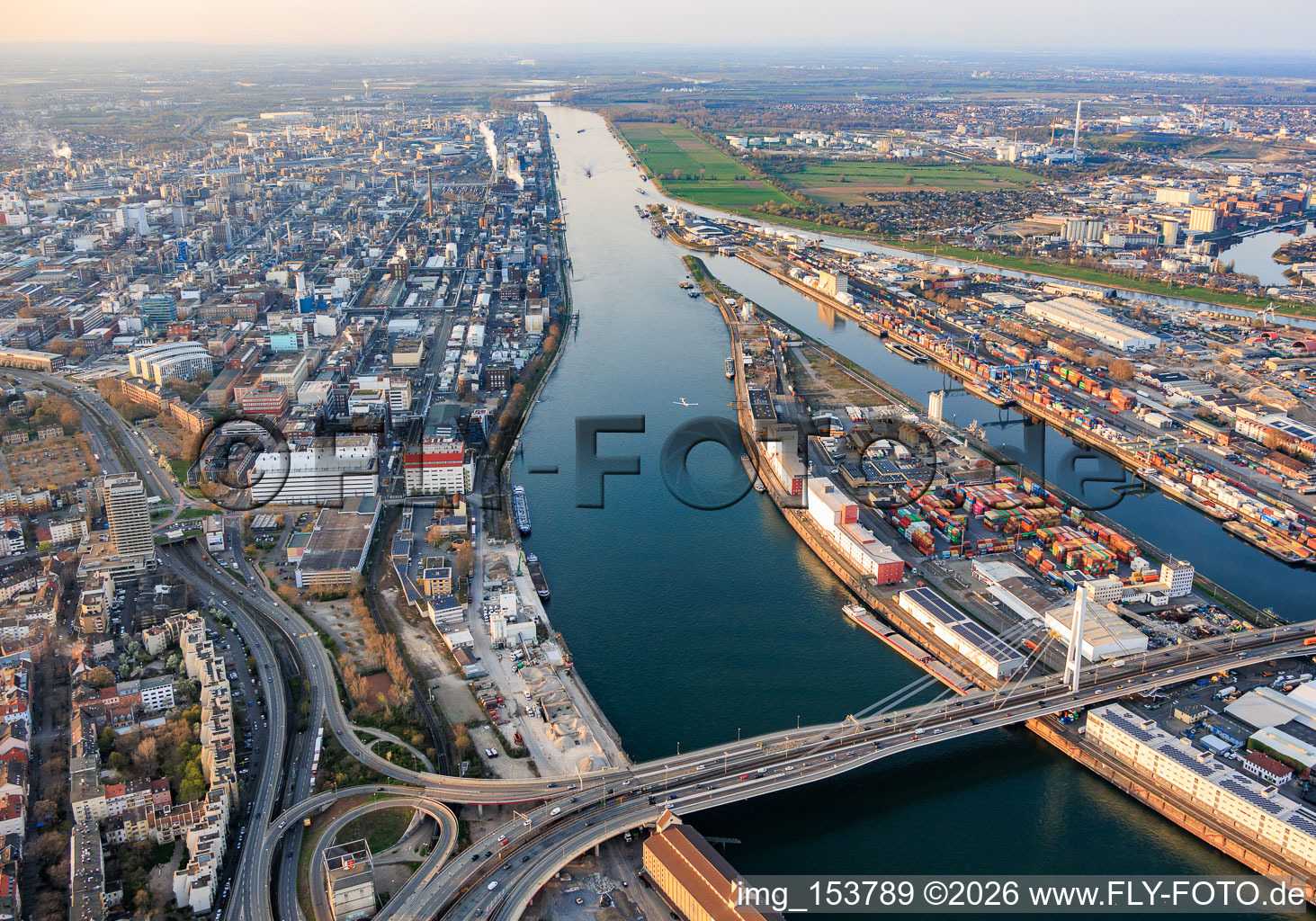 Site situé sur la rive sud du Rhin à le quartier BASF in Ludwigshafen am Rhein dans le département Rhénanie-Palatinat, Allemagne
