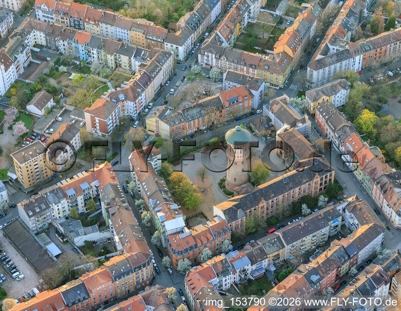 École primaire de Gräfenauschule et château d'eau historique à le quartier Hemshof in Ludwigshafen am Rhein dans le département Rhénanie-Palatinat, Allemagne