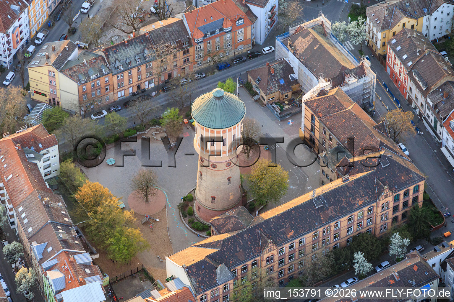 École primaire de Gräfenauschule et château d'eau historique à le quartier Hemshof in Ludwigshafen am Rhein dans le département Rhénanie-Palatinat, Allemagne