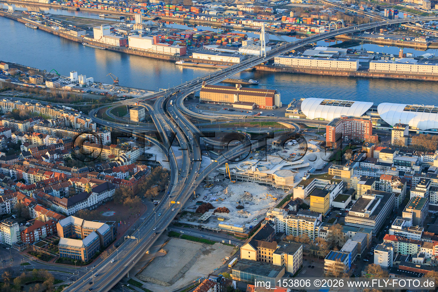 Accès au pont de l'autoroute surélevée nord (B44), désormais démolie, en direction du pont Konrad-Schuhmacher sur le Rhin, avec son bunker cubique, dont la démolition est prévue à partir d'août 2026. à le quartier Mitte in Ludwigshafen am Rhein dans le département Rhénanie-Palatinat, Allemagne