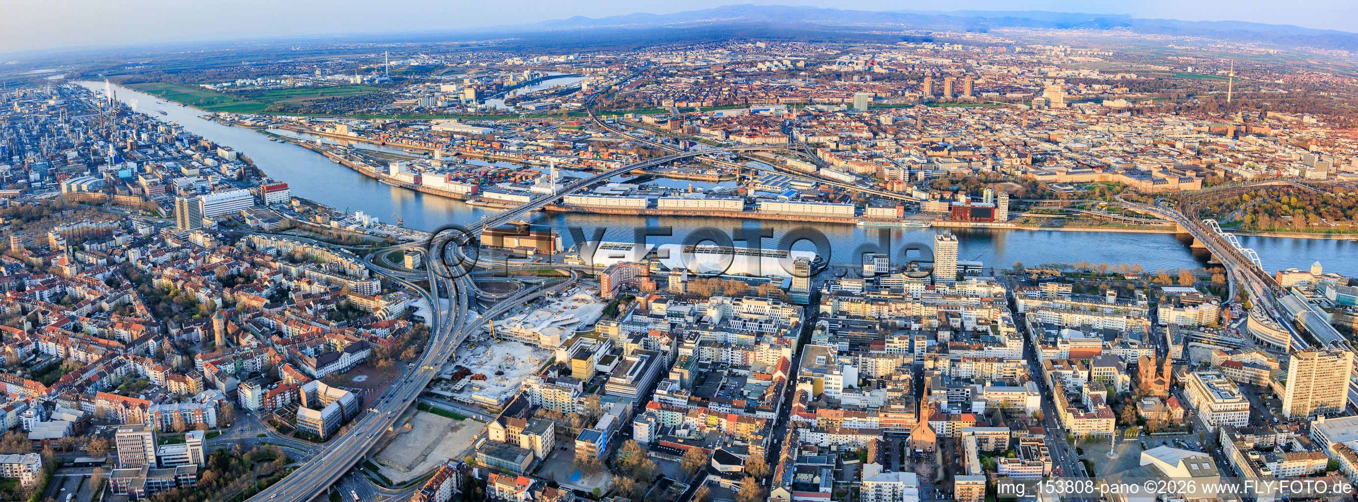Panorama de la ville sur le Rhin depuis l'ouest, de BASF au pont Konrad Adenauer à le quartier Mitte in Ludwigshafen am Rhein dans le département Rhénanie-Palatinat, Allemagne