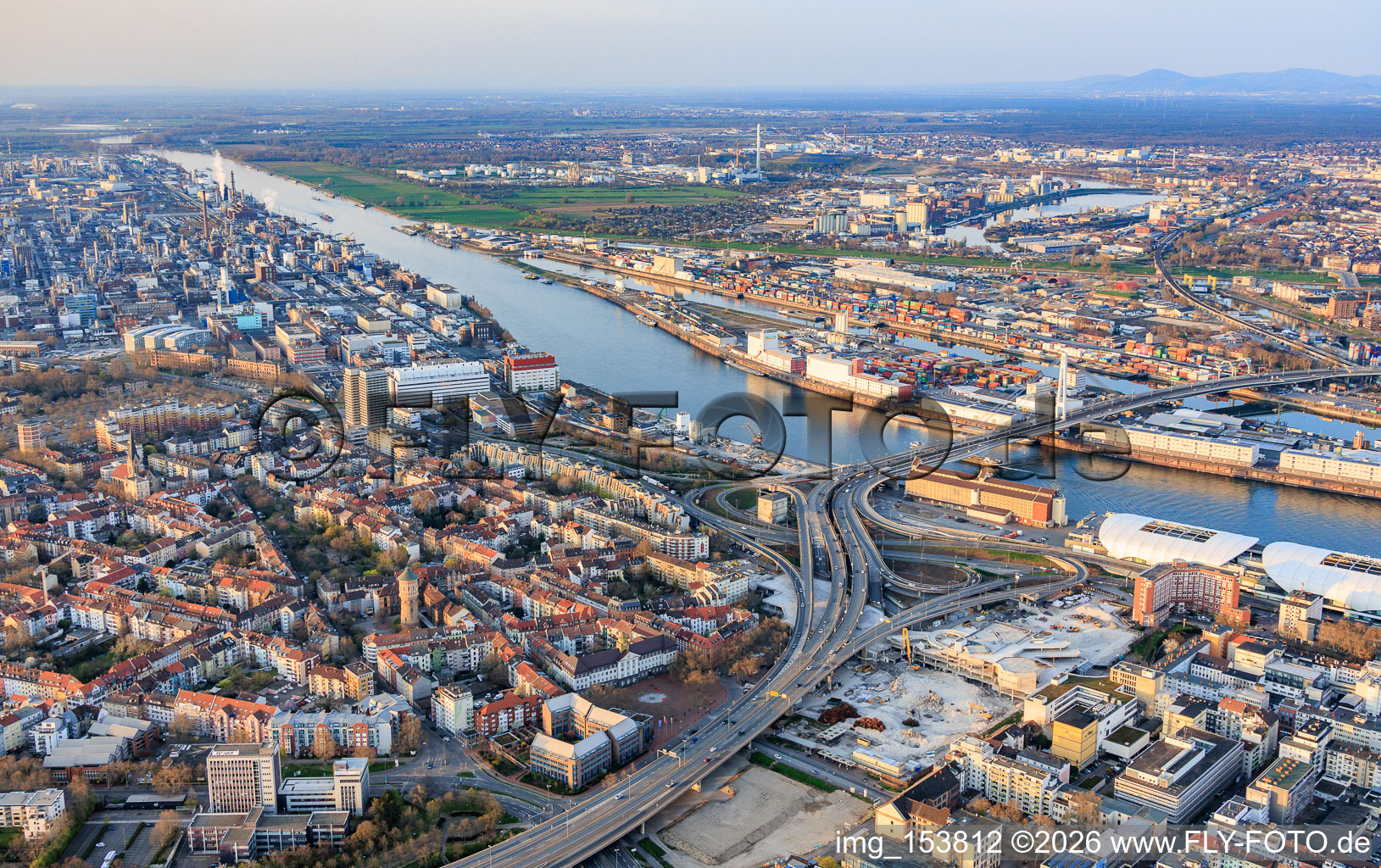 Vue de la ville sur le Rhin depuis le sud-ouest, en face du port rhénan de Mannheim. à le quartier Hemshof in Ludwigshafen am Rhein dans le département Rhénanie-Palatinat, Allemagne