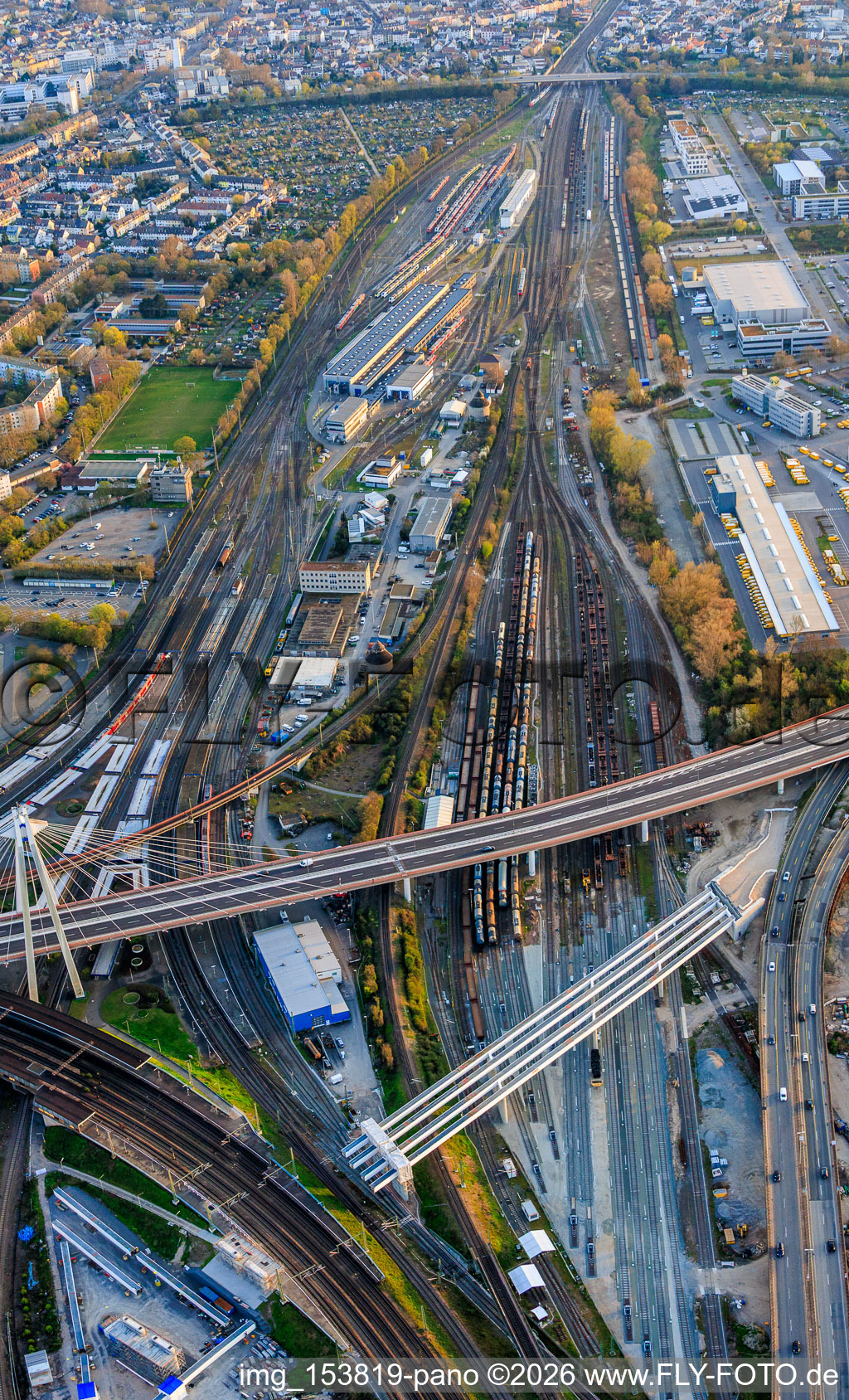 Gare principale et gare de triage depuis le nord à le quartier Süd in Ludwigshafen am Rhein dans le département Rhénanie-Palatinat, Allemagne