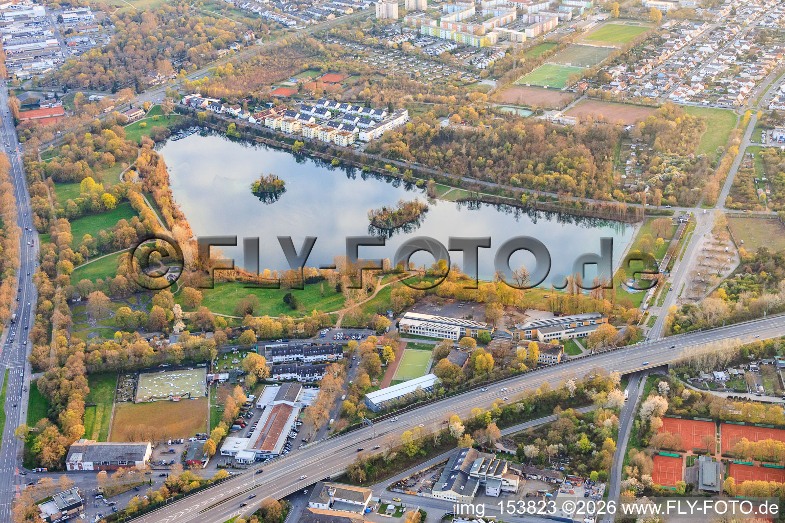 Voir Große Blies avec école sur la Blies à le quartier Mundenheim in Ludwigshafen am Rhein dans le département Rhénanie-Palatinat, Allemagne