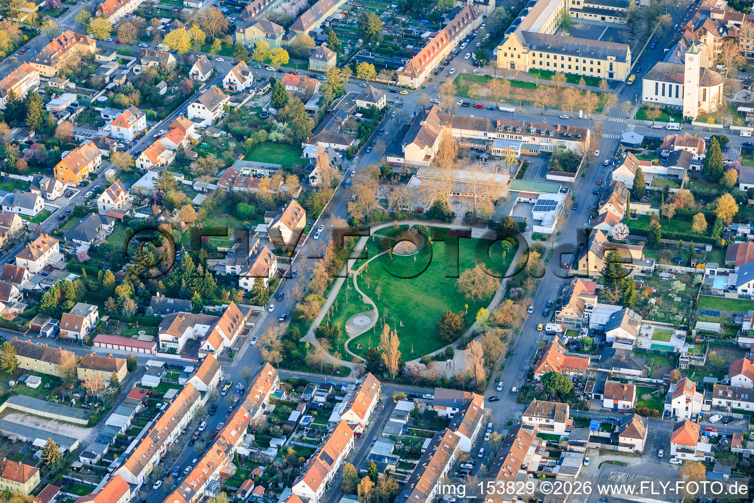Parc Volkspark à le quartier Gartenstadt in Ludwigshafen am Rhein dans le département Rhénanie-Palatinat, Allemagne