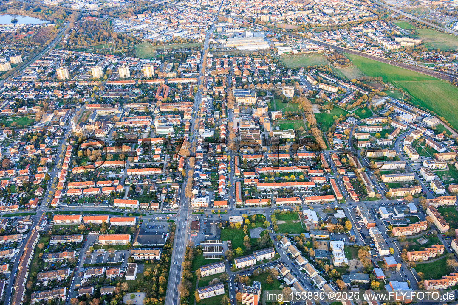 Maudacher Straße depuis l'ouest à le quartier Gartenstadt in Ludwigshafen am Rhein dans le département Rhénanie-Palatinat, Allemagne
