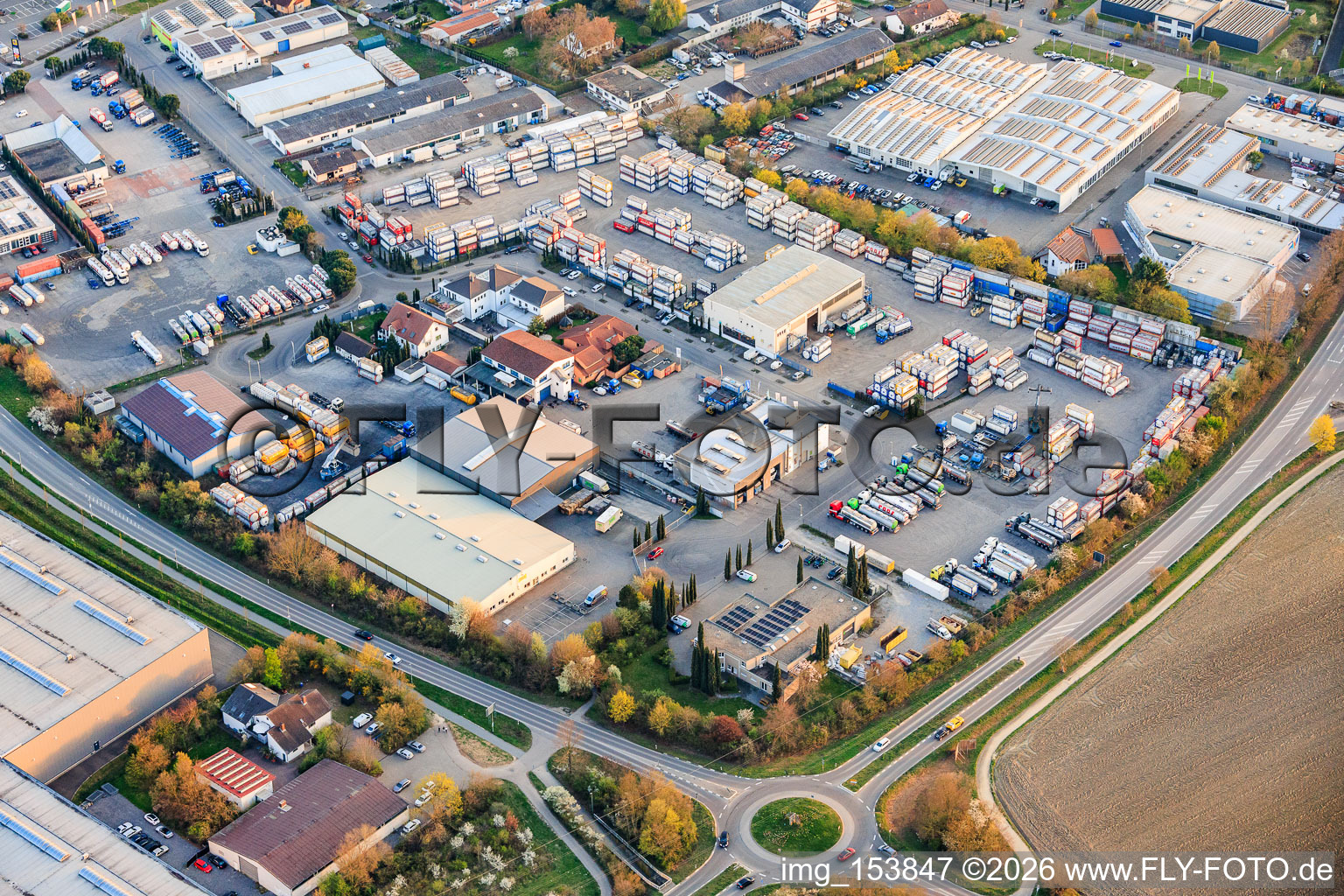 Parc industriel sud avec Frigo-Trans GmbH Mutterstadt et dépôt de conteneurs de Kobler à Mutterstadt dans le département Rhénanie-Palatinat, Allemagne