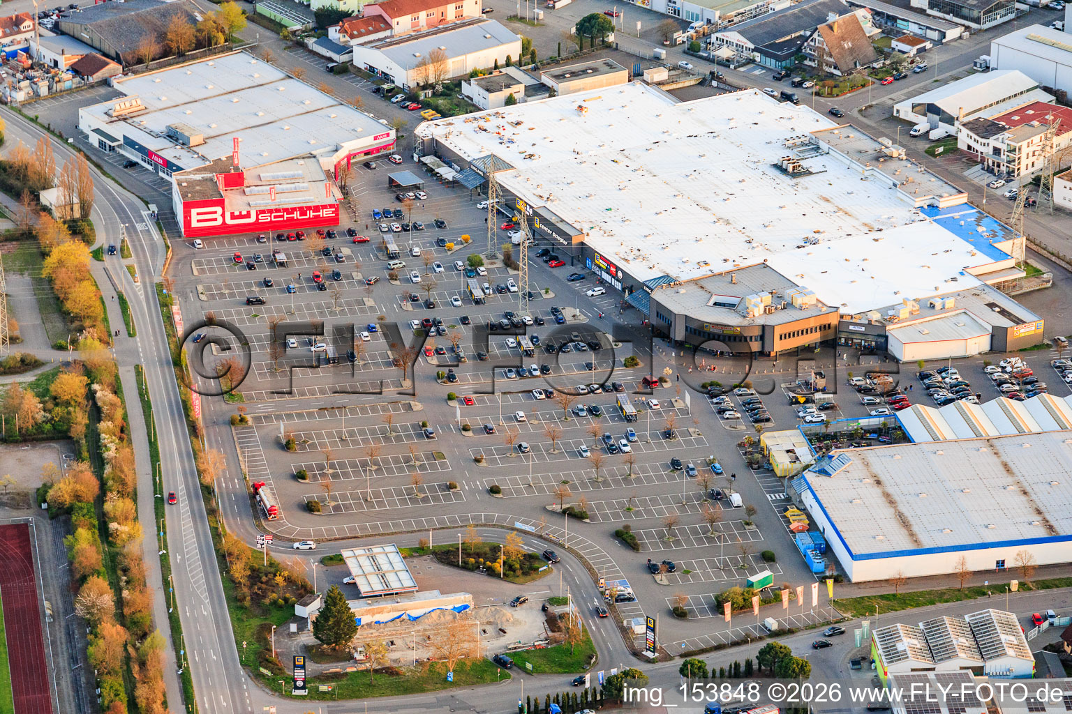 Parc industriel du sud avec Edeka Stiegler et BÖ Shoes & Fashion à Mutterstadt dans le département Rhénanie-Palatinat, Allemagne