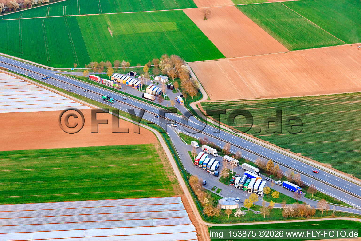 Parking Spielberg sur l'A65 à Haßloch dans le département Rhénanie-Palatinat, Allemagne