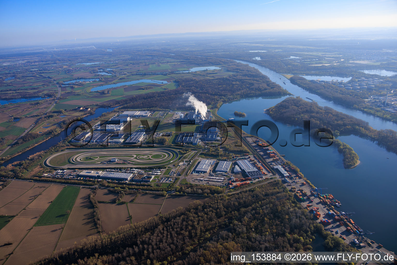 Zone industrielle de Wörth-Oberwald vue du sud, au niveau du port d'État à Wörth am Rhein dans le département Rhénanie-Palatinat, Allemagne