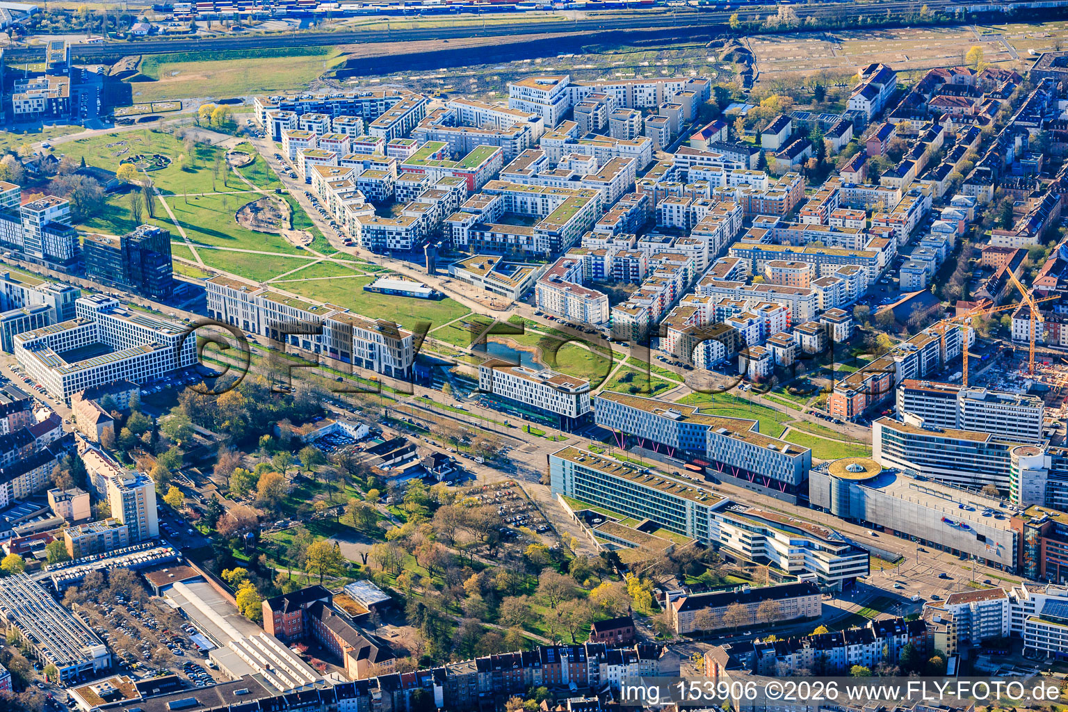 Ludwig-Erhard-Allee, vue du nord, en face du parc municipal à le quartier Südstadt in Karlsruhe dans le département Bade-Wurtemberg, Allemagne