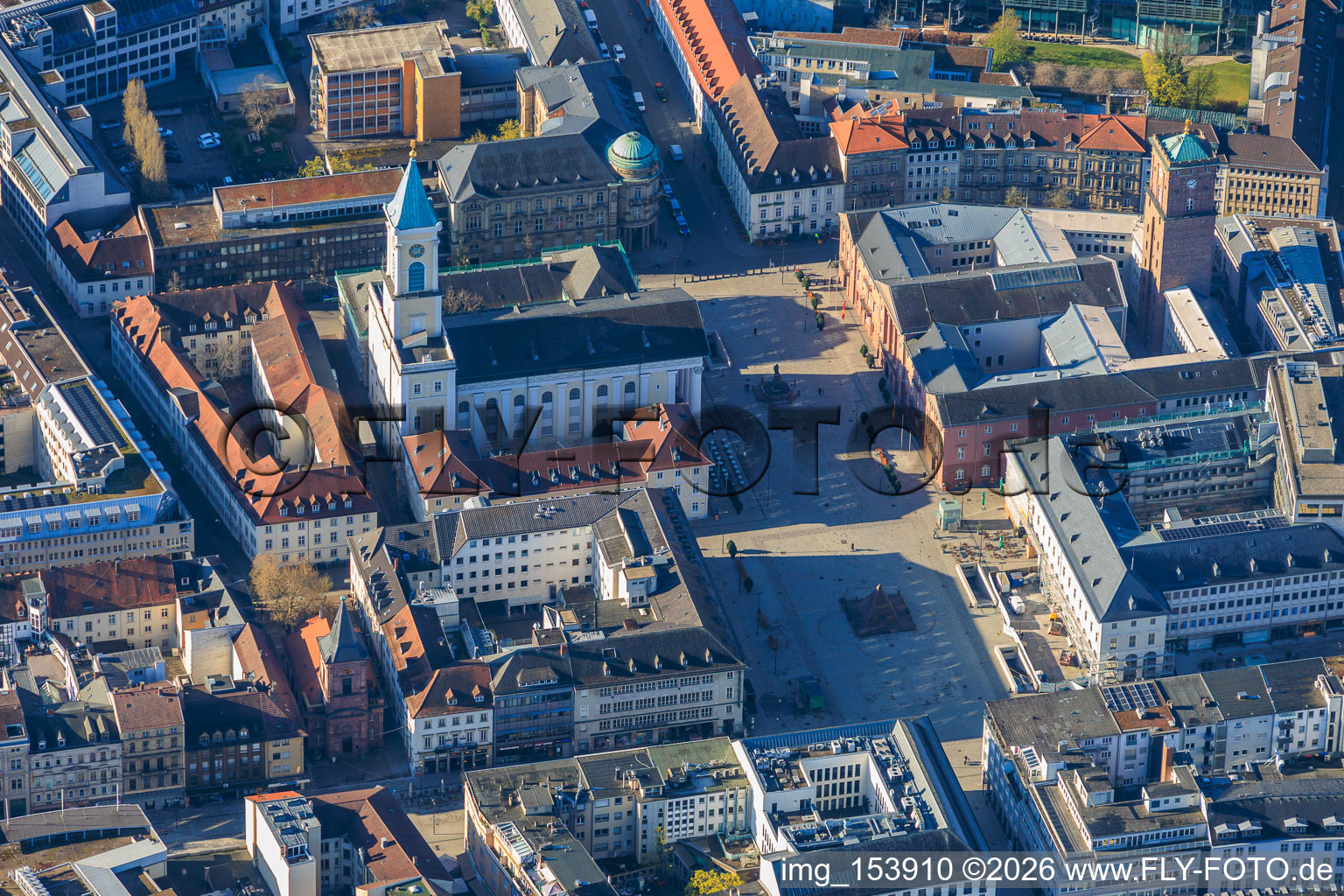 Place du marché avec pyramide et église de la ville Karlsruhe à le quartier Innenstadt-Ost in Karlsruhe dans le département Bade-Wurtemberg, Allemagne