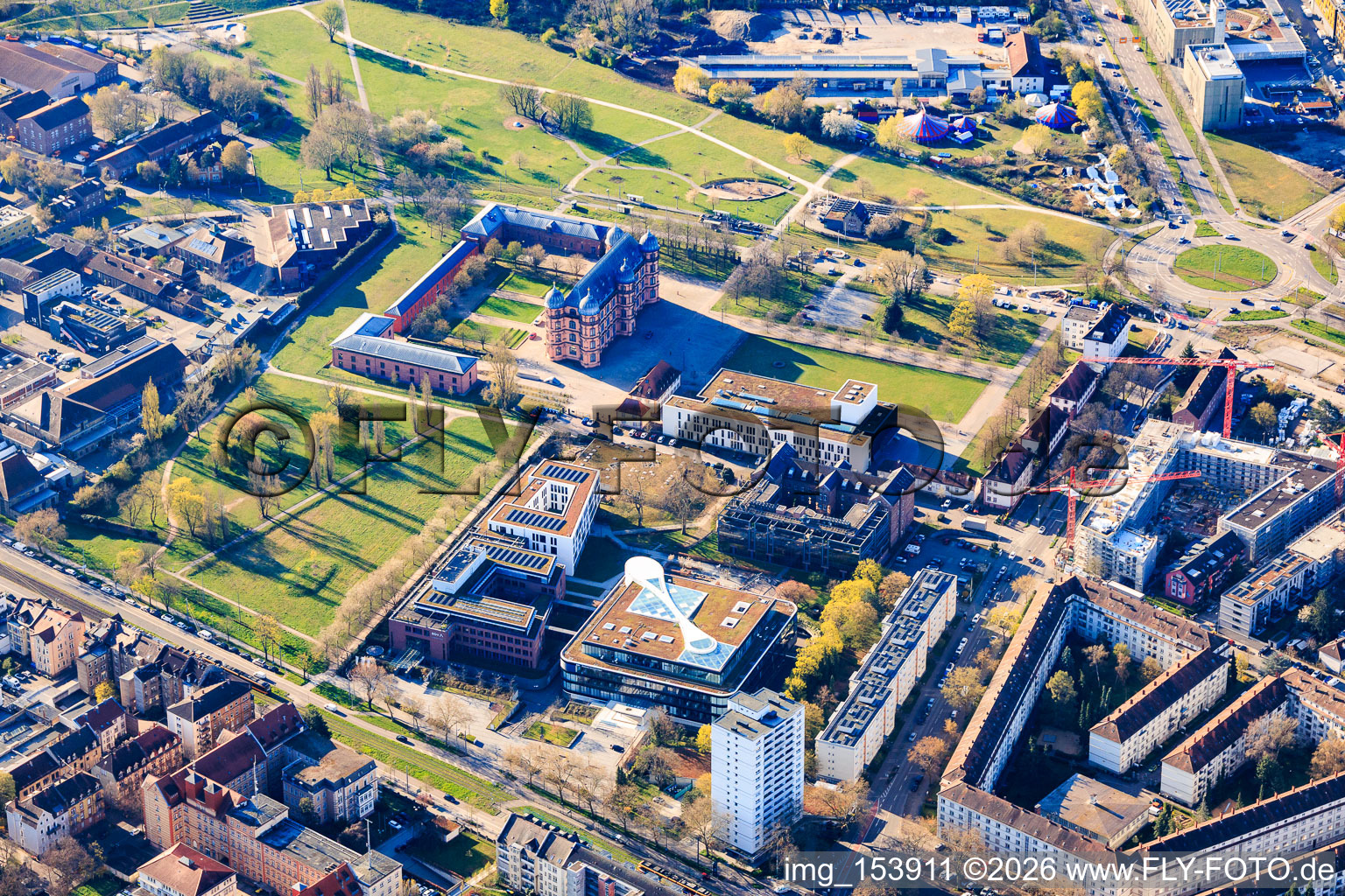 Palais Gottesaue, école de musique Forum Wolfgang Rihm et BGV Badische Versicherungen à le quartier Oststadt in Karlsruhe dans le département Bade-Wurtemberg, Allemagne