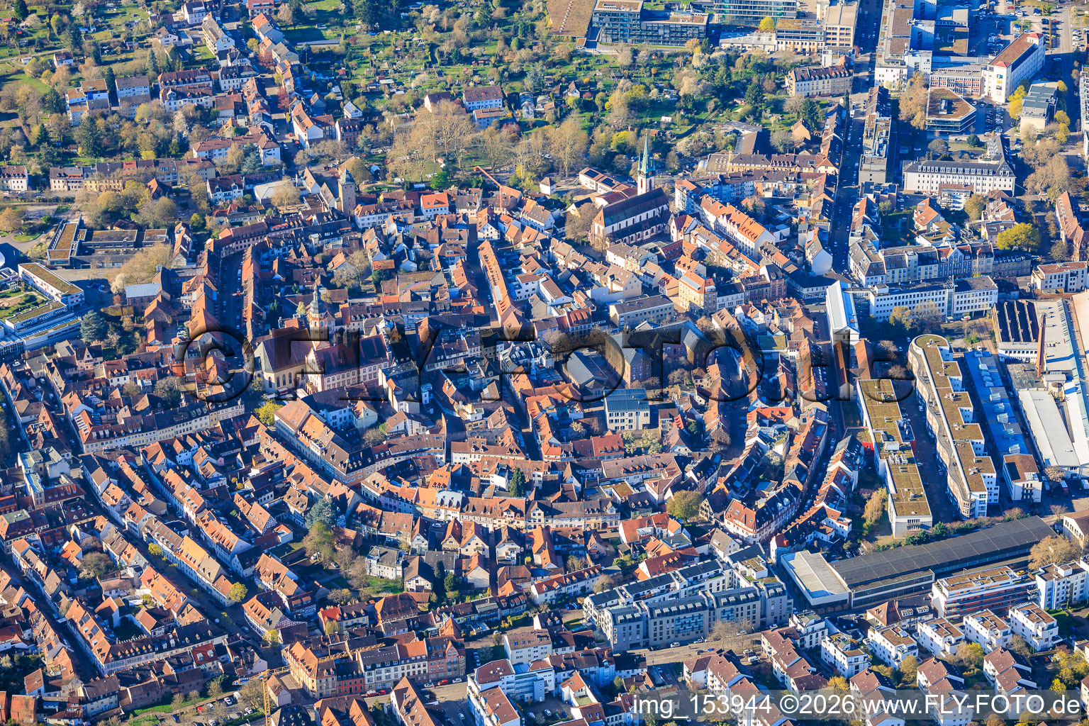 Vue de la vieille ville depuis le nord, avec la Bienleintorstrasse et la Zunftstrasse. à le quartier Durlach in Karlsruhe dans le département Bade-Wurtemberg, Allemagne