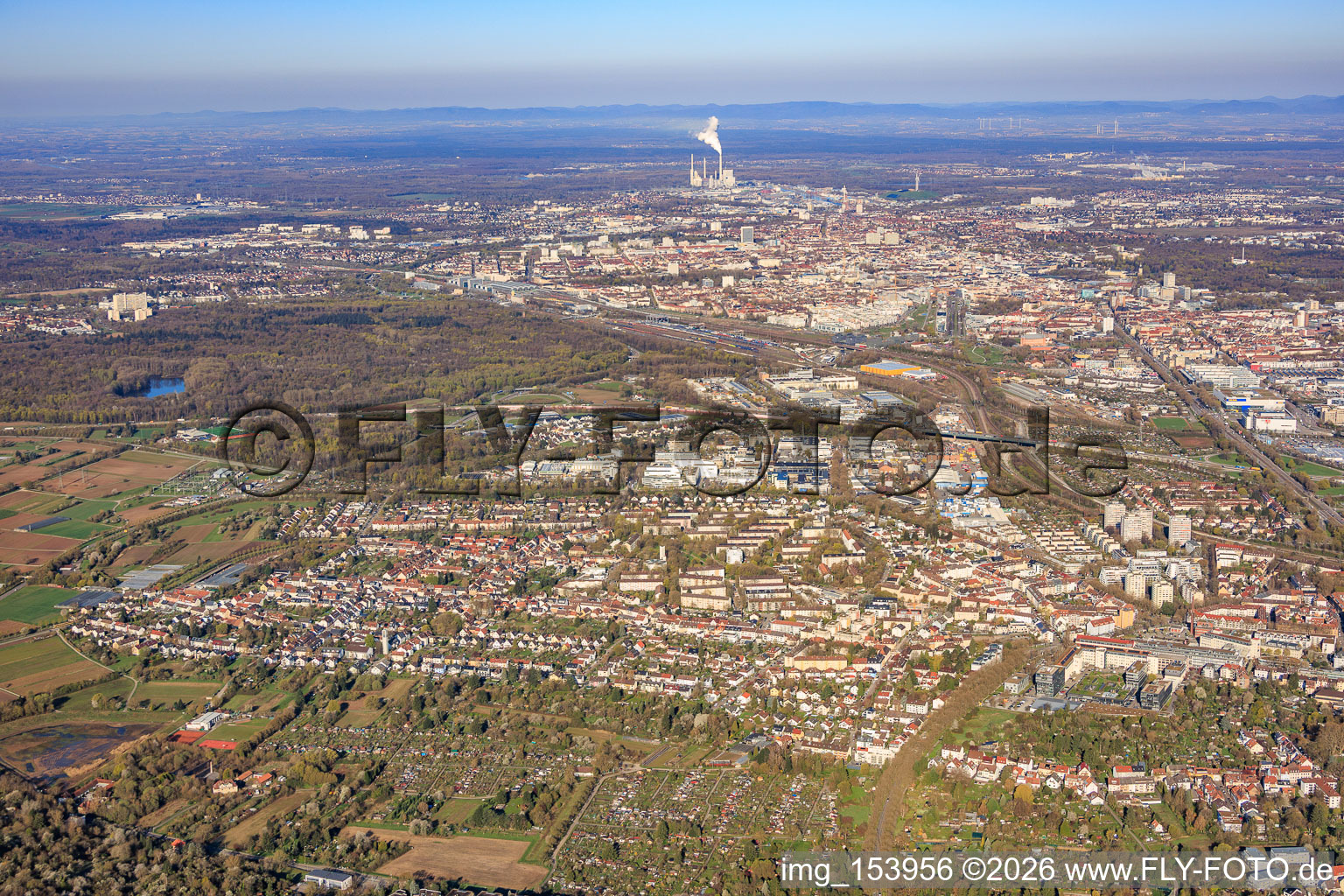 Vue de la ville depuis l'est jusqu'à la centrale hydroélectrique du port du Rhin à le quartier Durlach in Karlsruhe dans le département Bade-Wurtemberg, Allemagne