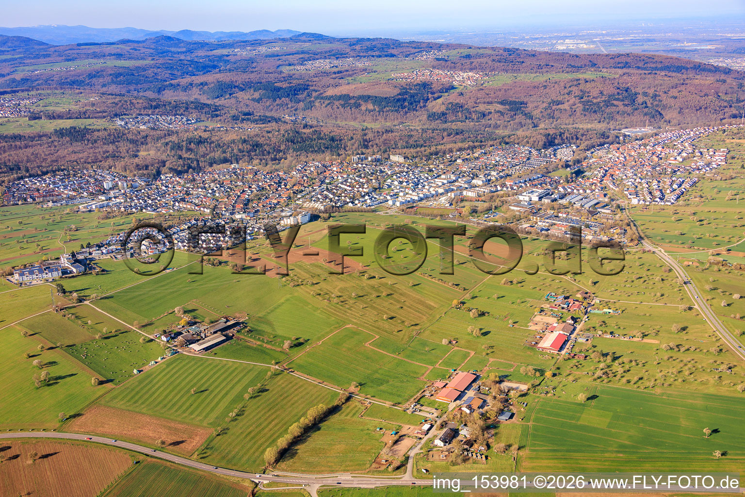 Vue de la ville depuis le nord-est à le quartier Reichenbach in Waldbronn dans le département Bade-Wurtemberg, Allemagne