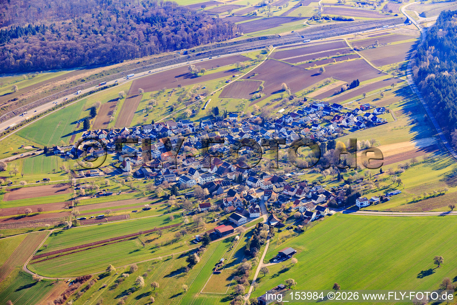 Vue du village de ce côté de l'A8 à le quartier Obermutschelbach in Karlsbad dans le département Bade-Wurtemberg, Allemagne