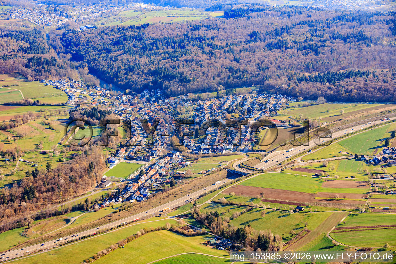 Vue du village au-delà de l'A8 à le quartier Untermutschelbach in Karlsbad dans le département Bade-Wurtemberg, Allemagne