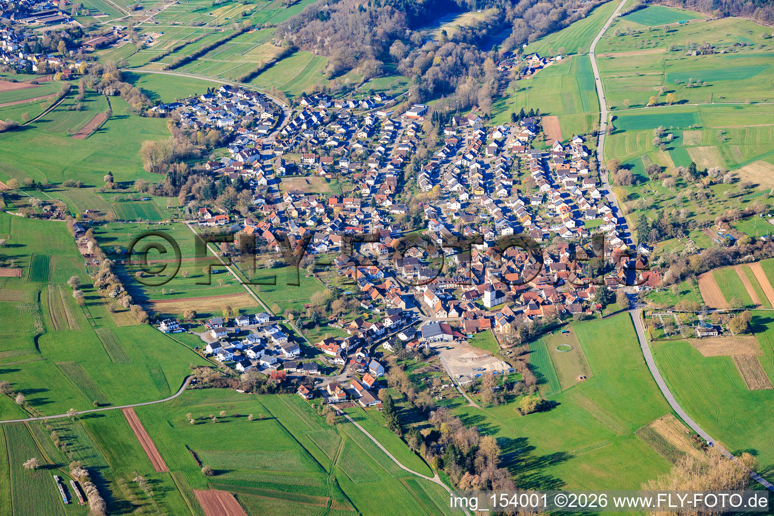 Du nord-est à le quartier Weiler in Keltern dans le département Bade-Wurtemberg, Allemagne