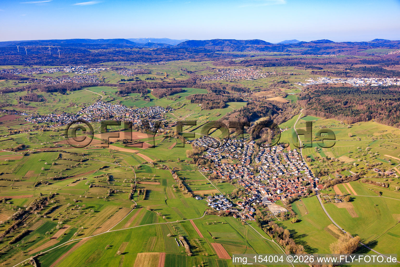 Du nord-est à le quartier Weiler in Keltern dans le département Bade-Wurtemberg, Allemagne