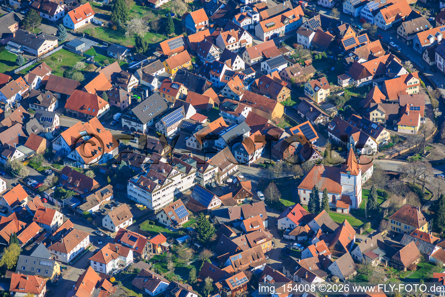 Centre du village avec l'église Sainte-Barbe à le quartier Ellmendingen in Keltern dans le département Bade-Wurtemberg, Allemagne