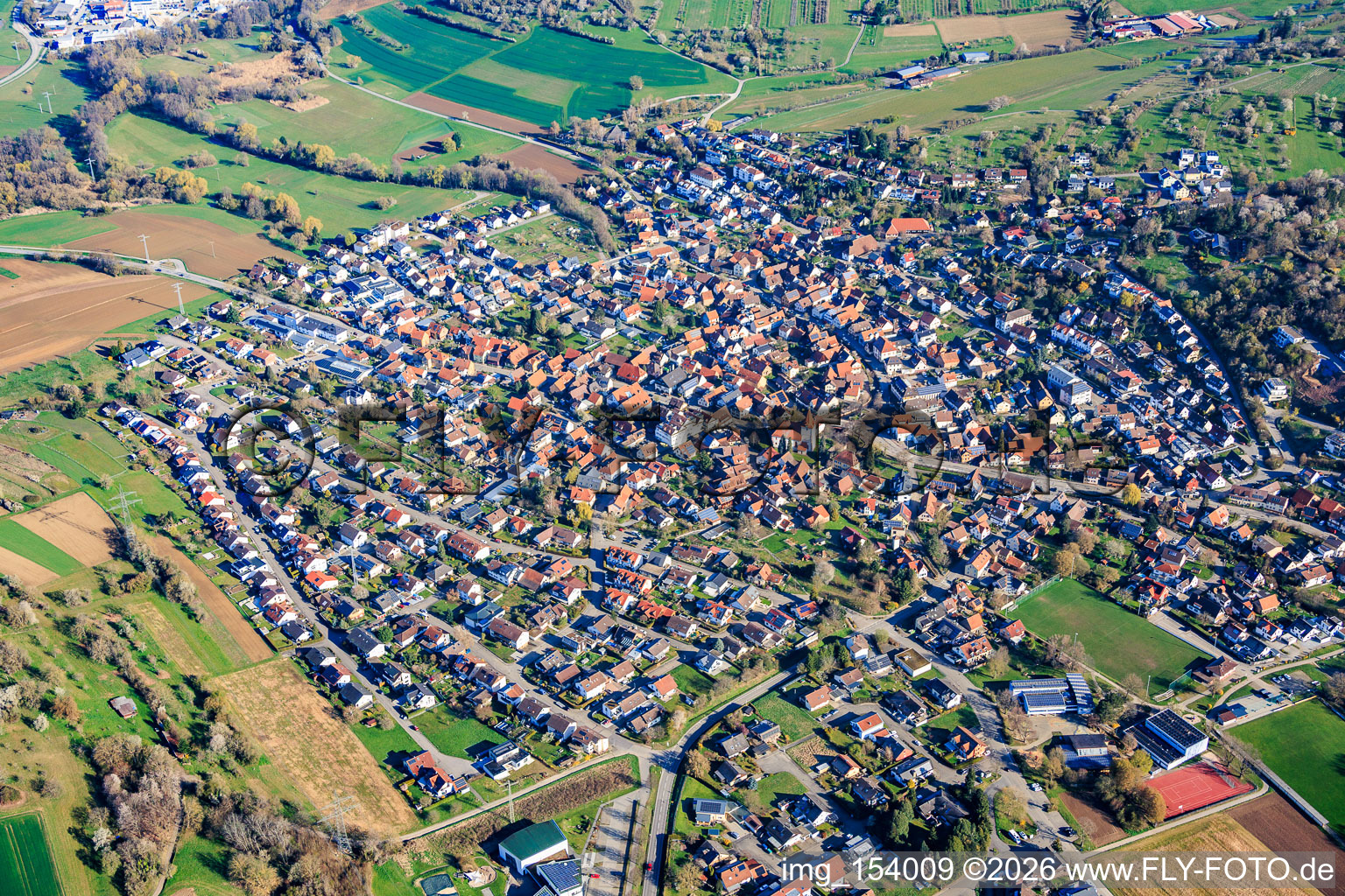 Aperçu des lieux depuis le sud à le quartier Ellmendingen in Keltern dans le département Bade-Wurtemberg, Allemagne
