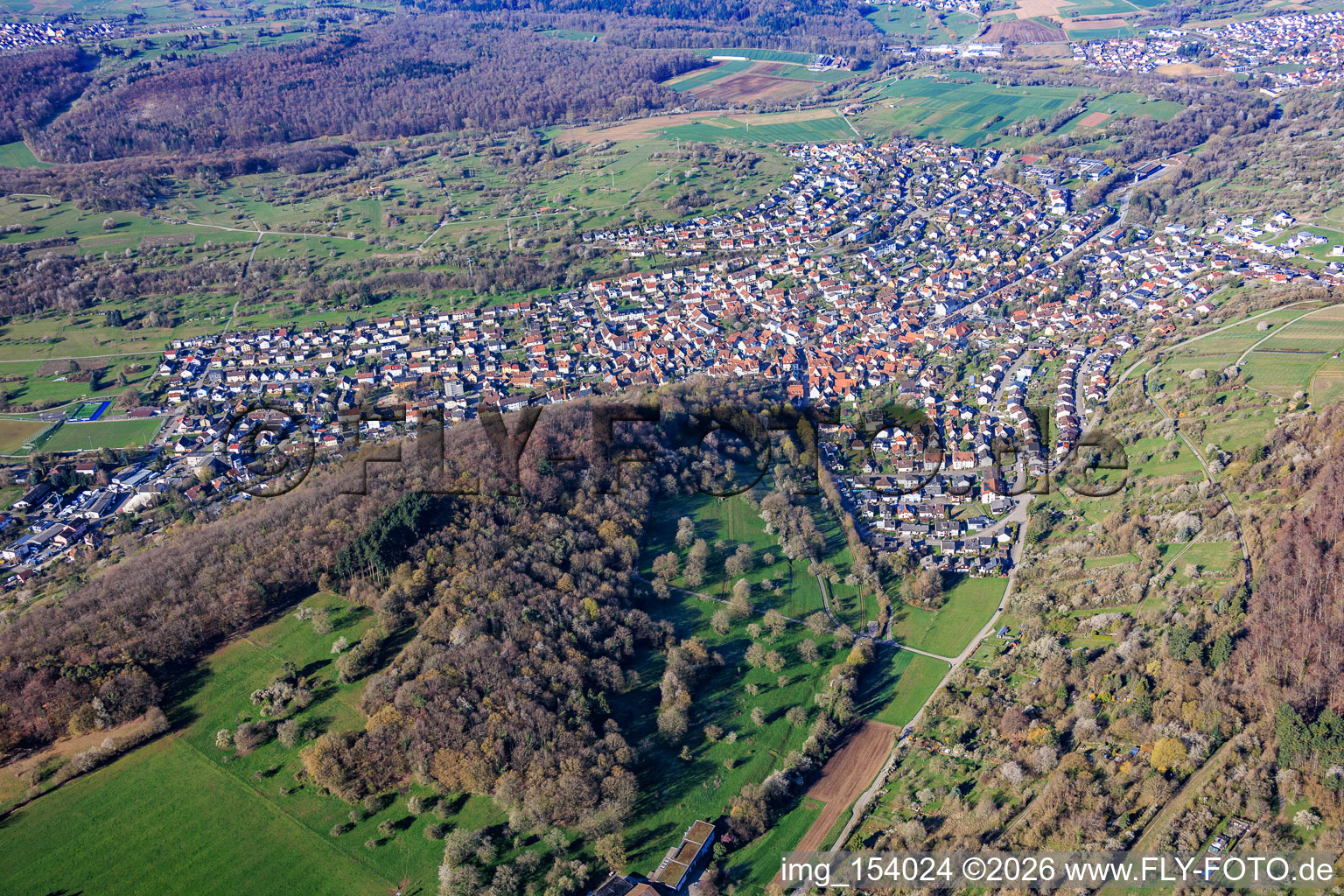Aperçu des lieux depuis l'est à le quartier Dietlingen in Keltern dans le département Bade-Wurtemberg, Allemagne