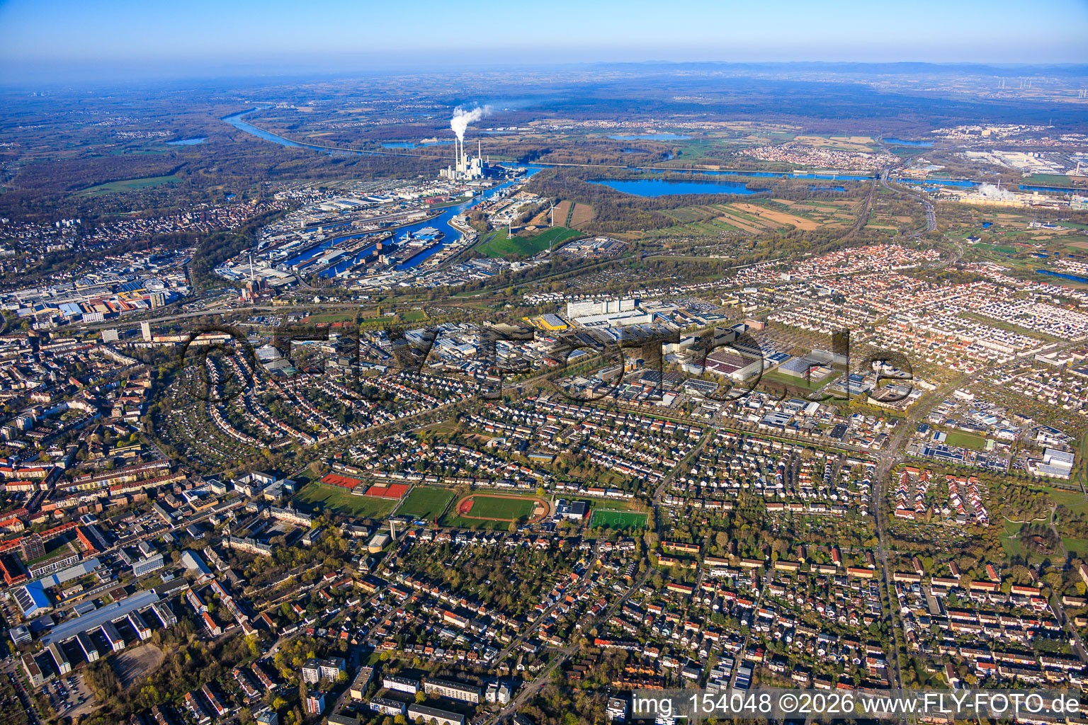 Panorama de la ville, de l'est au Rhin à le quartier Nordweststadt in Karlsruhe dans le département Bade-Wurtemberg, Allemagne