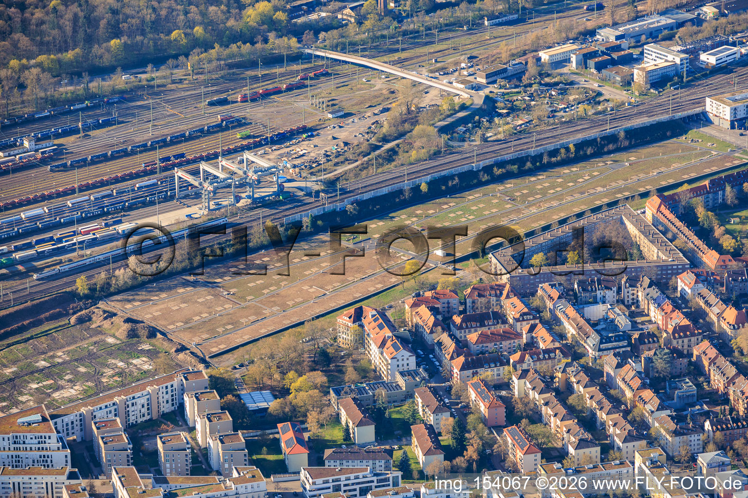Réaménagement de la zone de Stuttgart Street en parc municipal et terminal DUSS Karlsruhe à le quartier Südstadt in Karlsruhe dans le département Bade-Wurtemberg, Allemagne