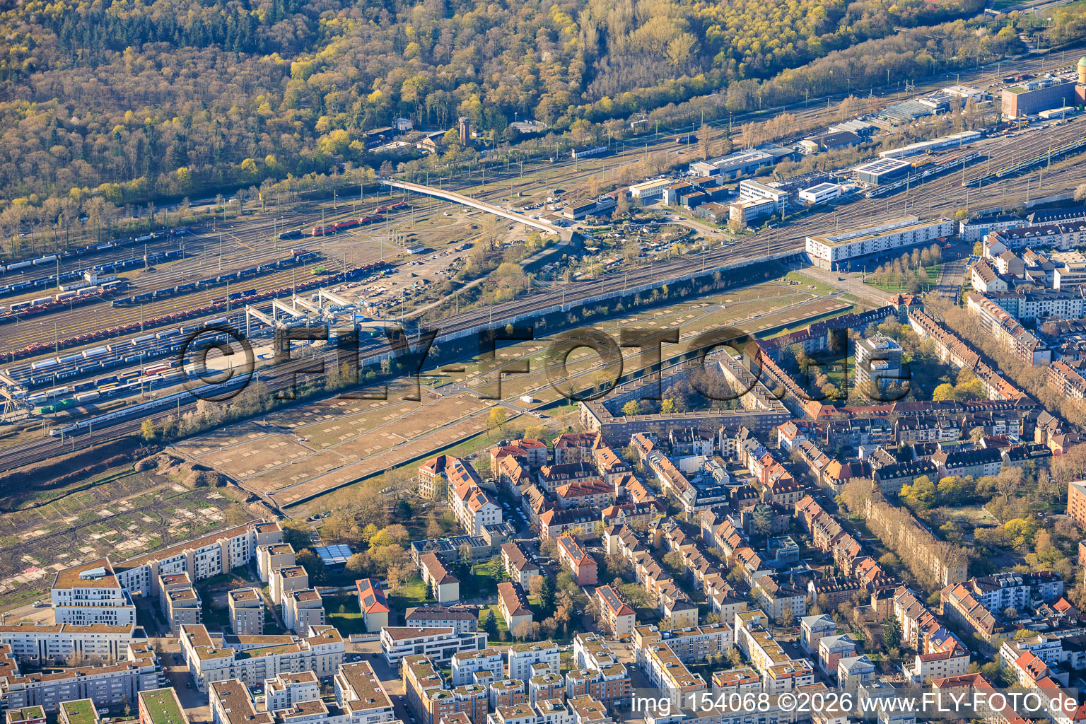 Réaménagement de la zone de Stuttgart Street en parc municipal et terminal DUSS Karlsruhe à le quartier Südstadt in Karlsruhe dans le département Bade-Wurtemberg, Allemagne