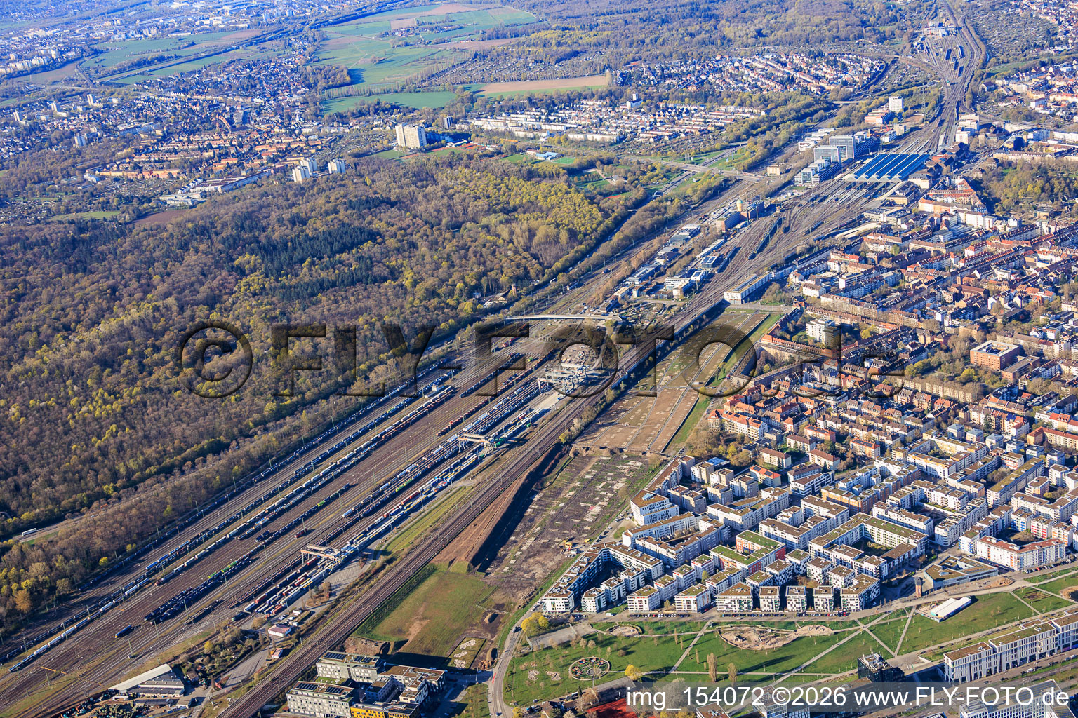 Réaménagement de la zone de Stuttgart Street en parc municipal et terminal DUSS Karlsruhe à le quartier Südstadt in Karlsruhe dans le département Bade-Wurtemberg, Allemagne