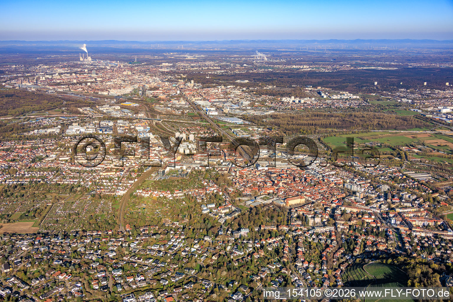 Vue de la ville depuis l'est jusqu'à la centrale hydroélectrique du port du Rhin à le quartier Durlach in Karlsruhe dans le département Bade-Wurtemberg, Allemagne