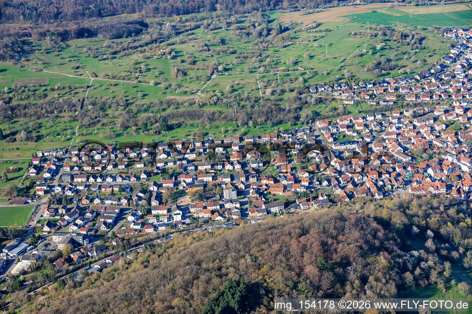De l'est à le quartier Dietlingen in Keltern dans le département Bade-Wurtemberg, Allemagne