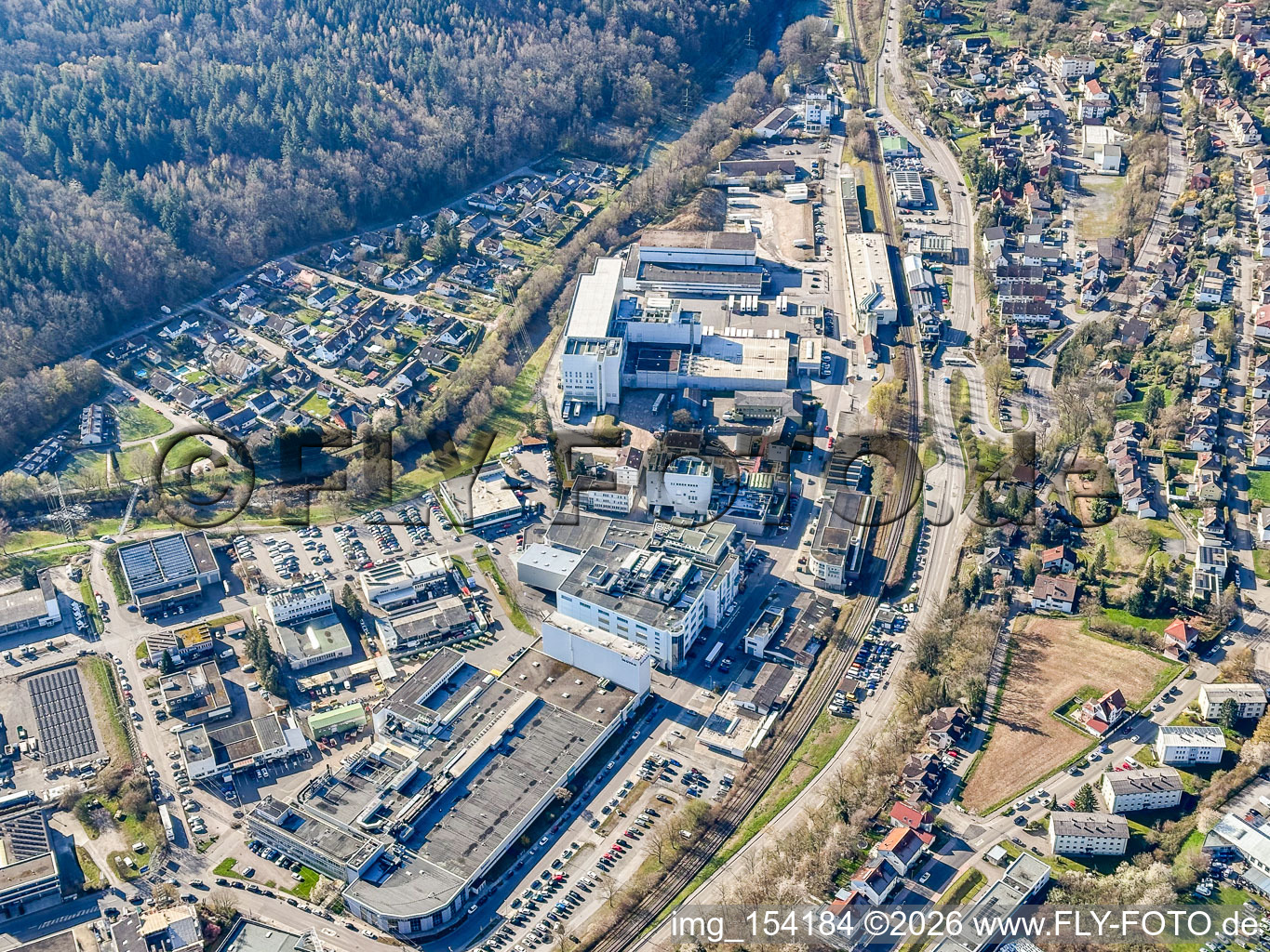Zone industrielle Industriestraße avec Inovan GmbH & Co. KG et Möbelzentrum Pforzheim à Birkenfeld dans le département Bade-Wurtemberg, Allemagne