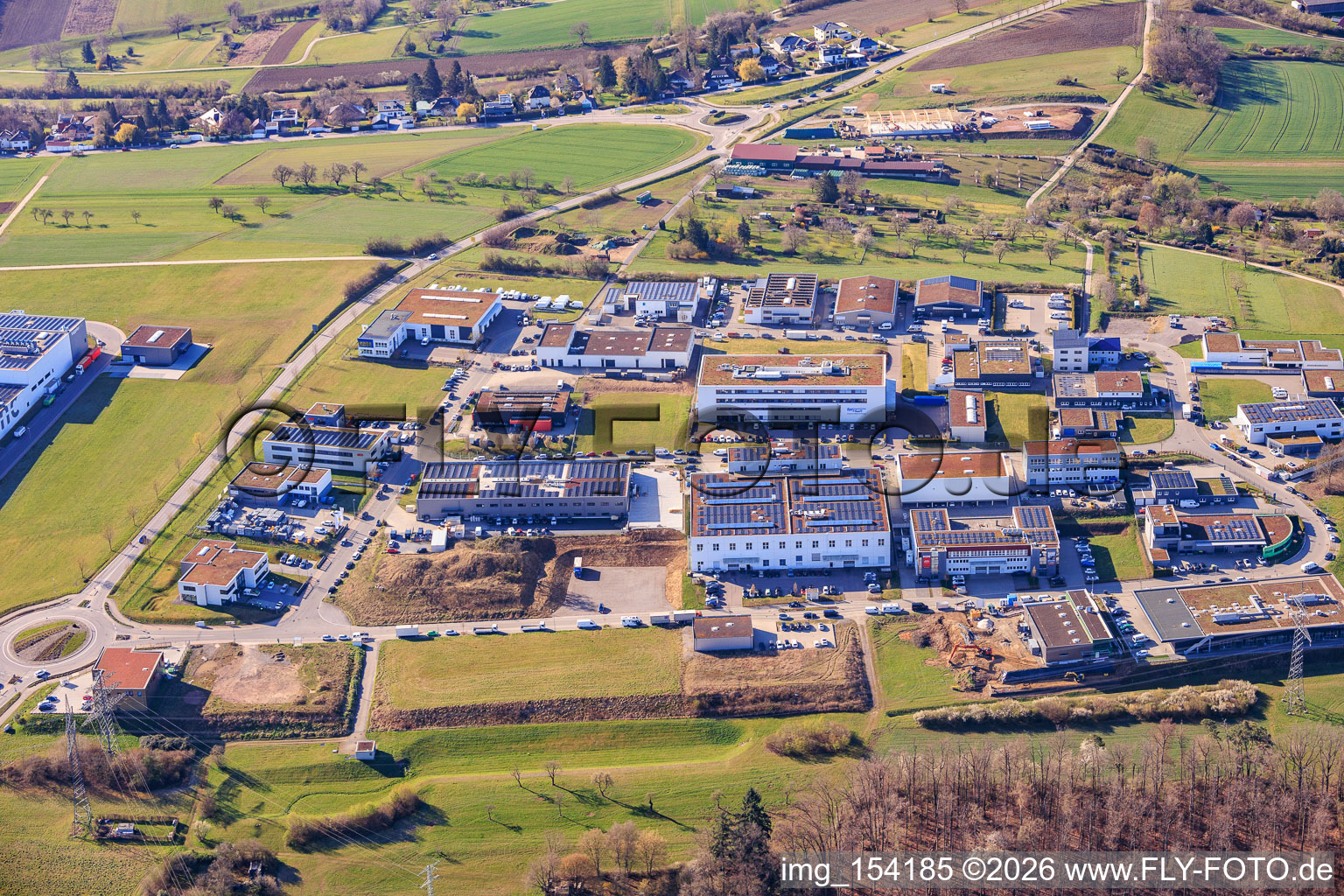 Parc industriel Hoheneichstraße avec EVE Ernst Vetter GmbH et Eurofins Inpac Medizintechnik à le quartier Dietlingen in Keltern dans le département Bade-Wurtemberg, Allemagne