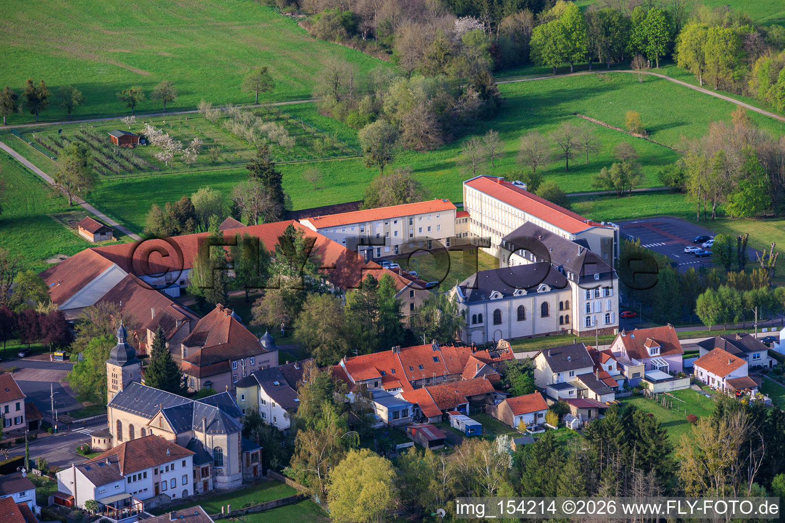 Salle des fêtes du Clos du Château, mairie et école primaire à Neufgrange dans le département Moselle, France