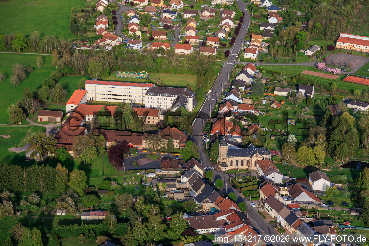 Salle des fêtes du Clos du Château, mairie et école primaire à Neufgrange dans le département Moselle, France